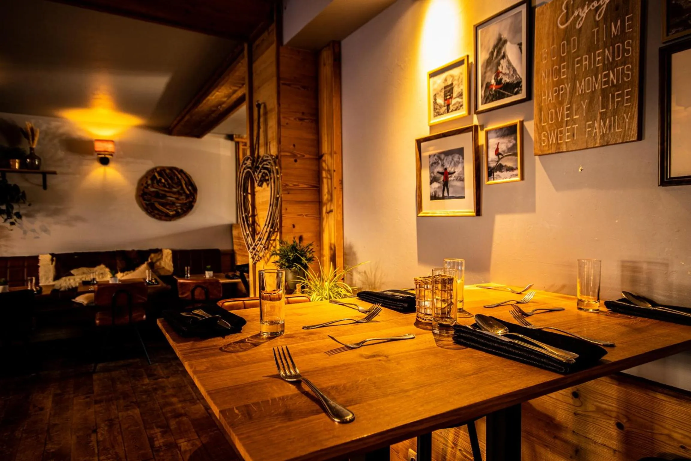 Restaurant/places to eat in Hotel le Sherpa