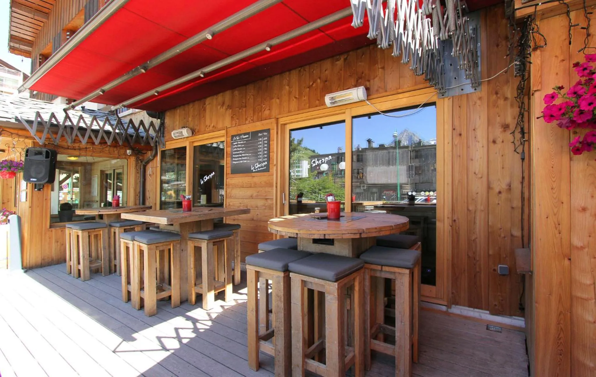 Restaurant/places to eat in Hotel le Sherpa