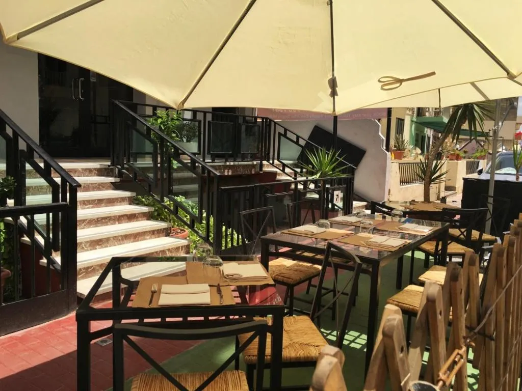 Restaurant/places to eat in For Rest Aparthotel