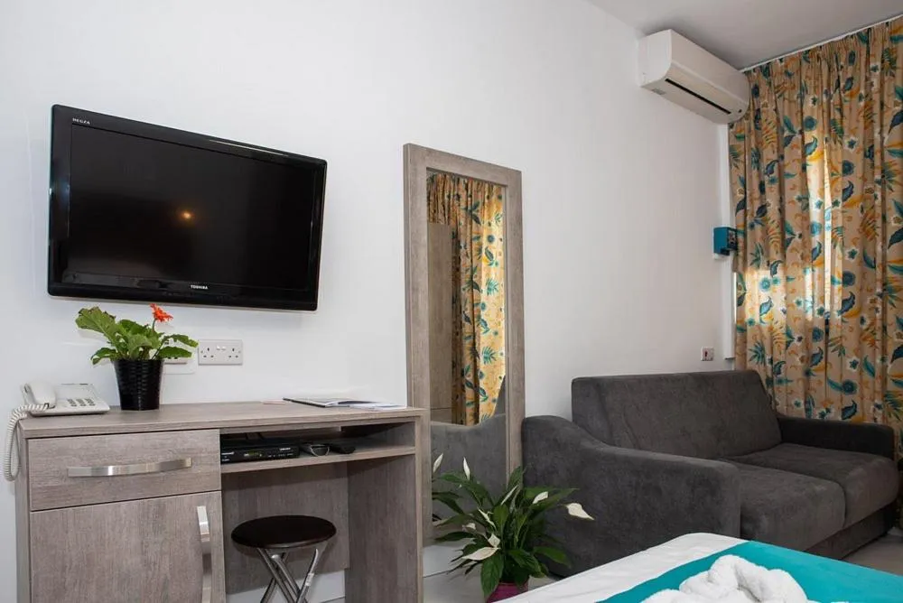 Communal lounge/ TV room in For Rest Aparthotel