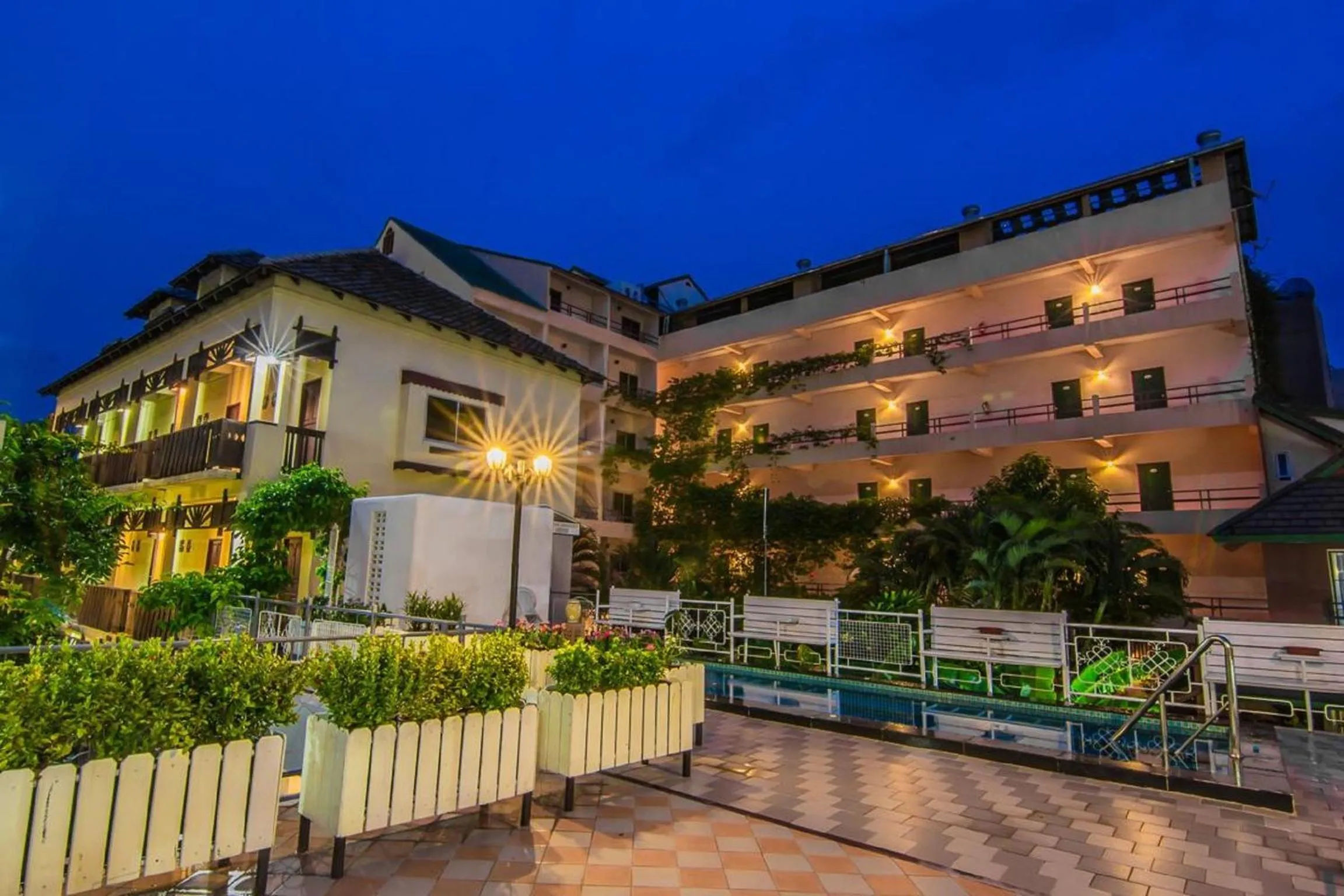 Facade/entrance in Sutus Court 1