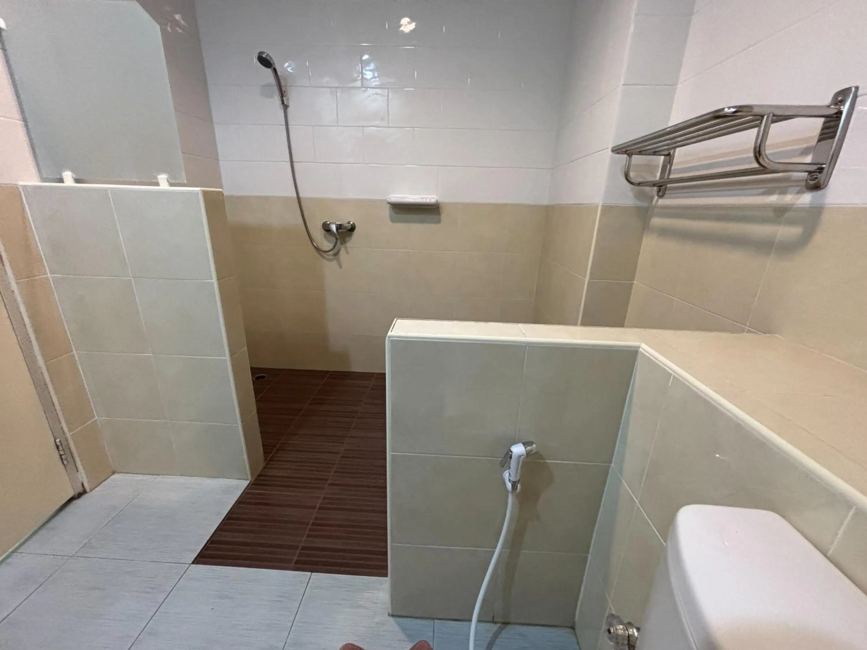 Bathroom in Sutus Court 1