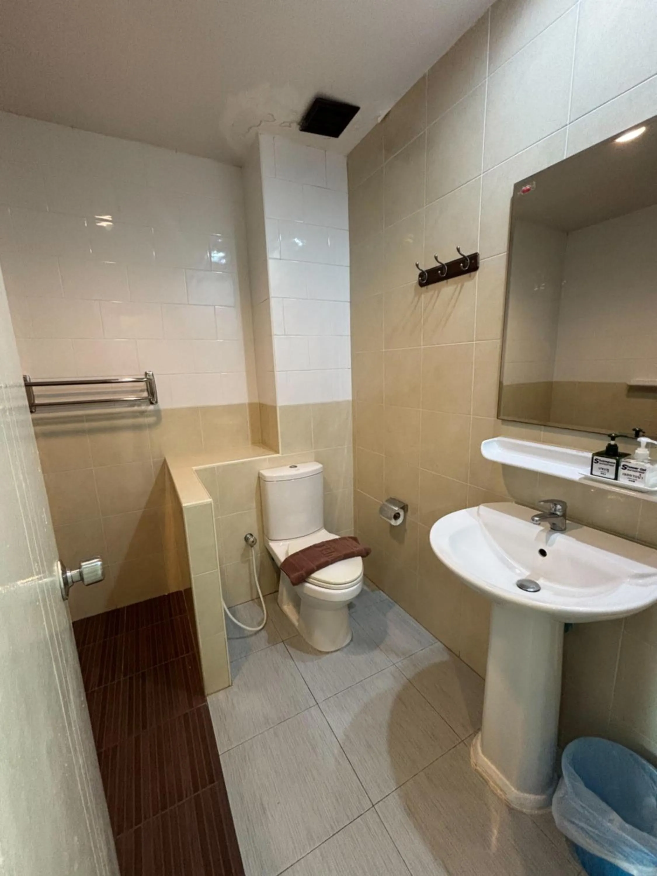 Bathroom in Sutus Court 1