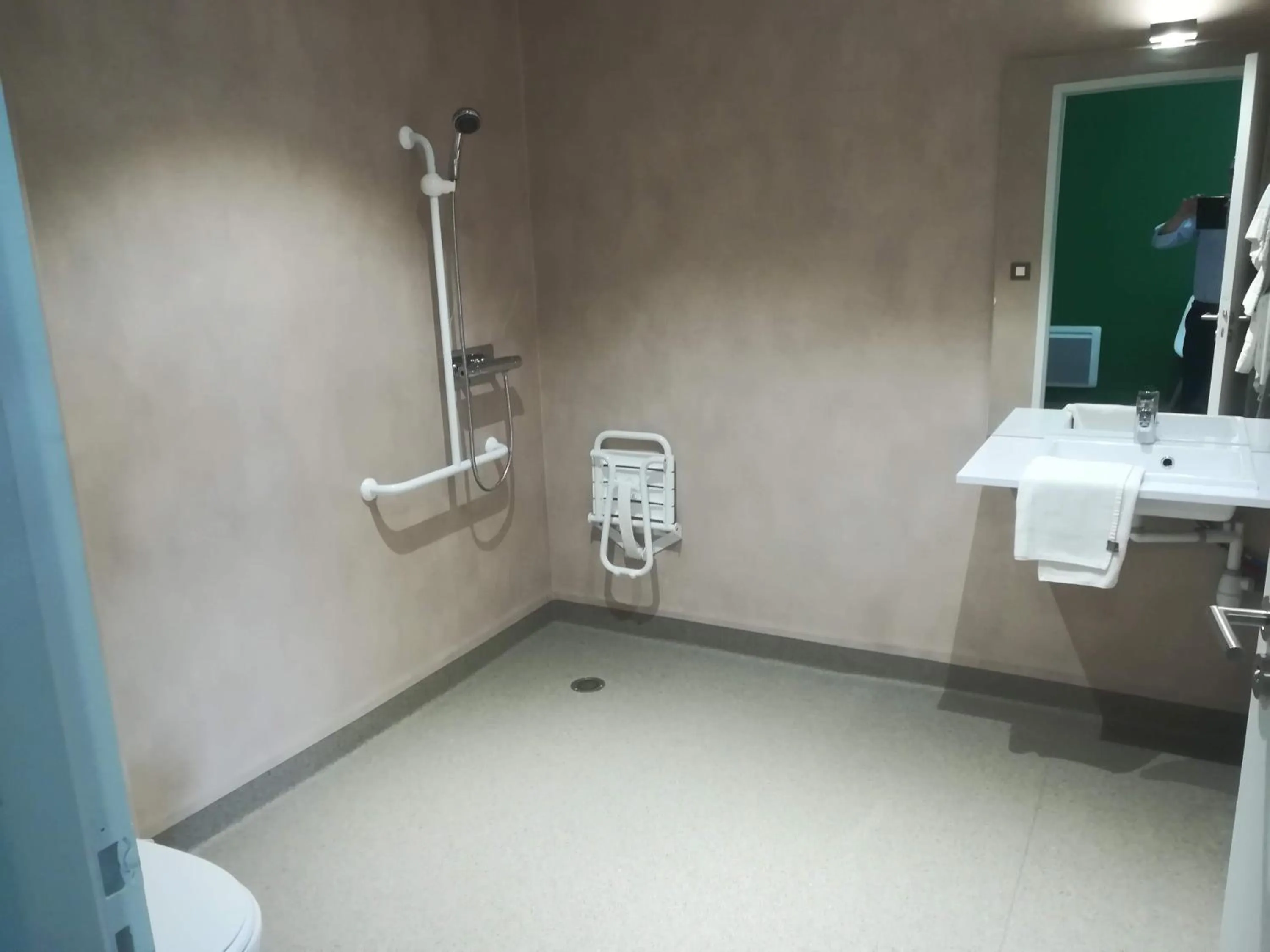 Facility for disabled guests in Atao Residence- Rennes Sud