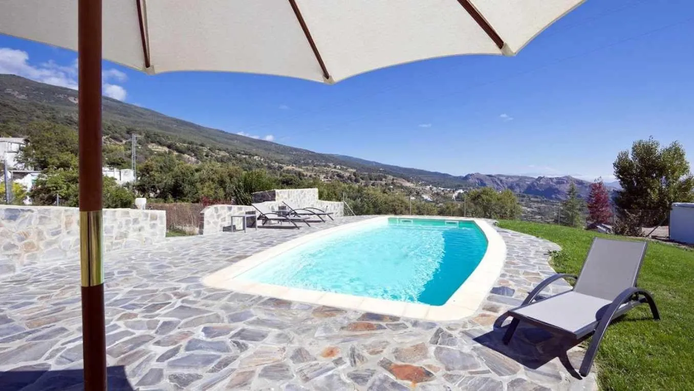 Swimming pool in Hotel Maravedí