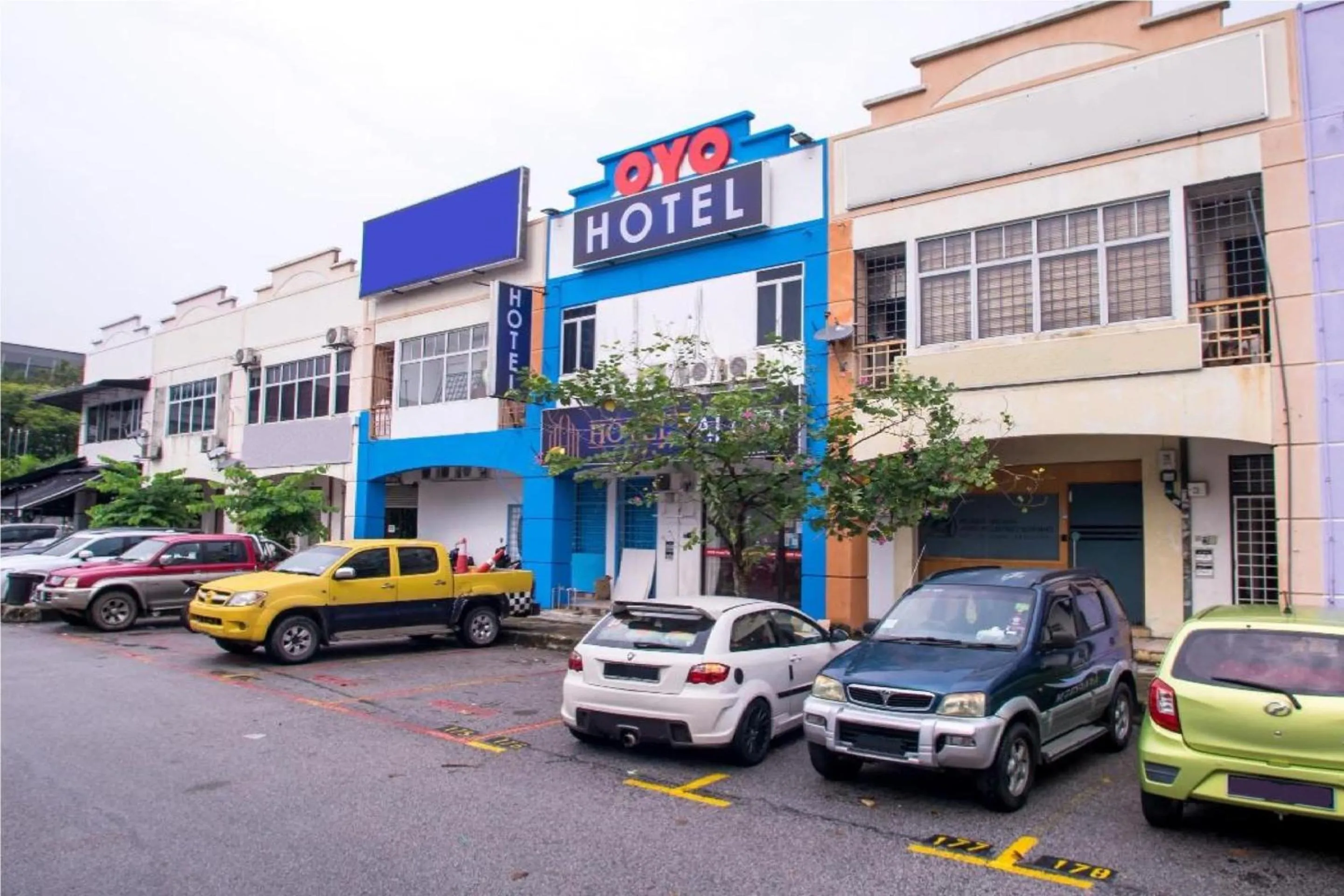 Facade/entrance in Hotel O Taj (seksyen 13)
