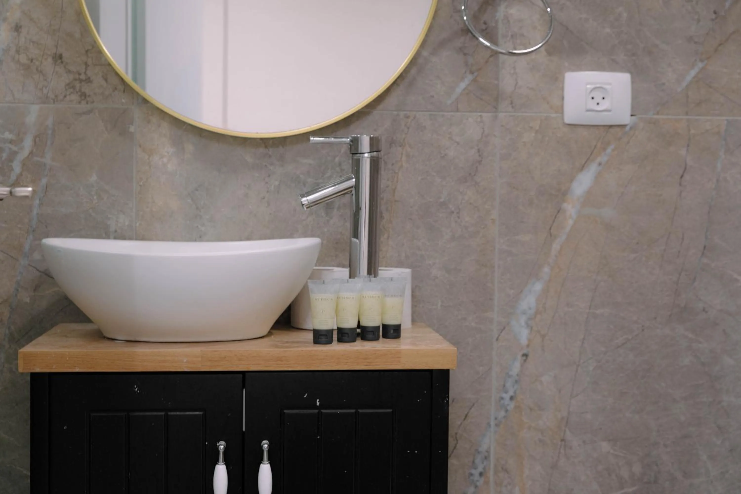 Rich Luxury Suites - Renovated