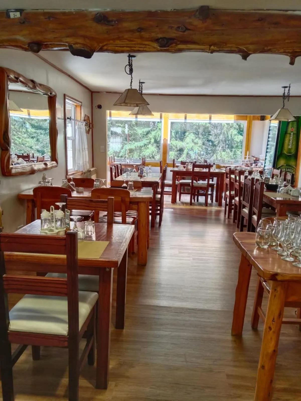 Restaurant/places to eat in Hosteria Lekun Lekun