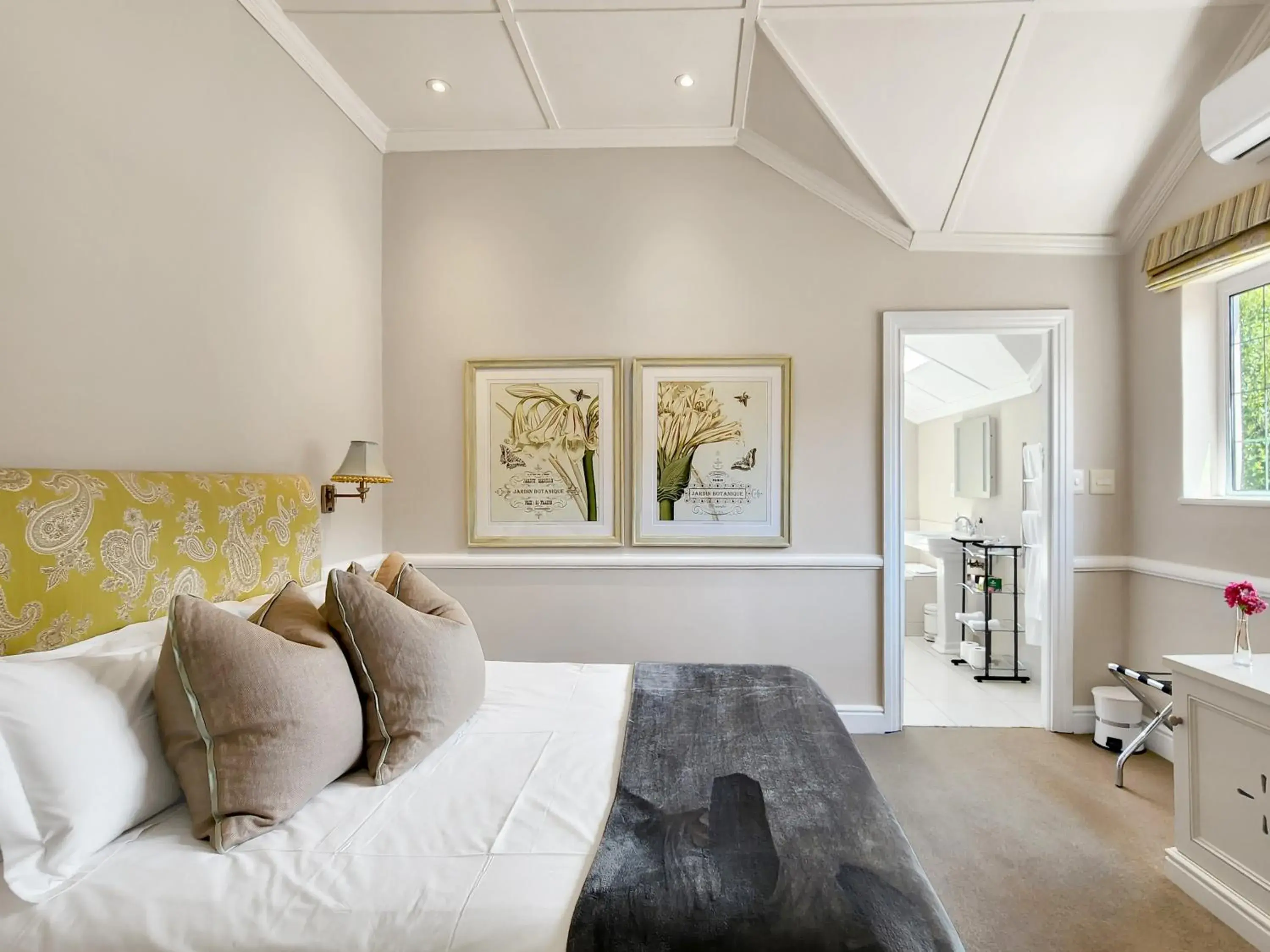 Suite with Mountain View - single occupancy in Roodenburg House Suite with Mountain View - single occupancy in Roodenburg House