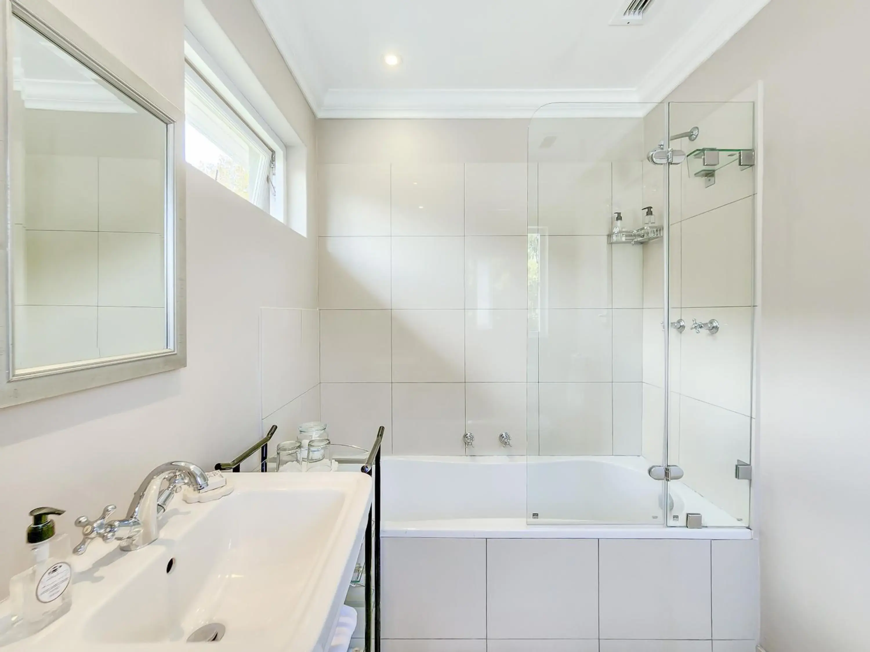 Suite with Pool & Mountain View - single occupancy in Roodenburg House Suite with Pool & Mountain View - single occupancy in Roodenburg House