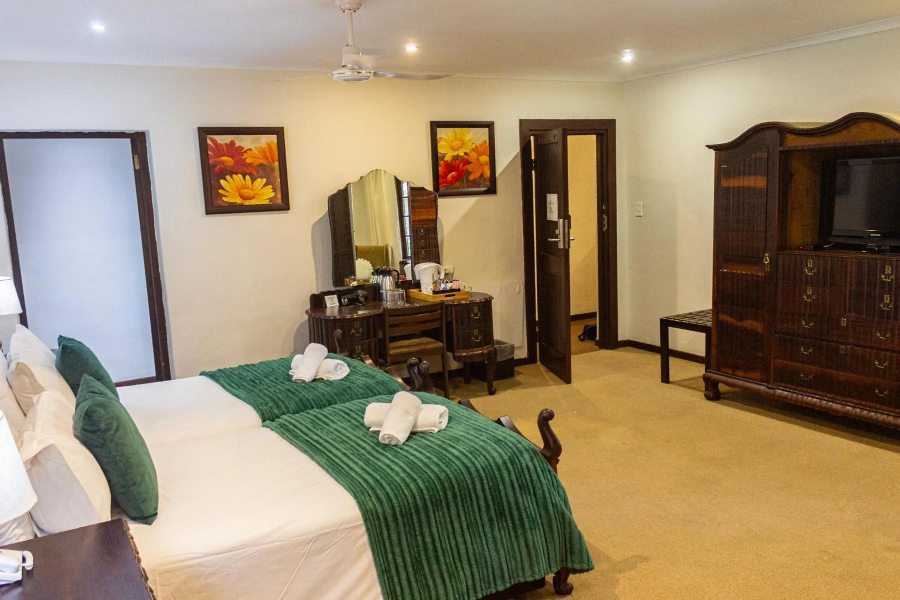 Bedroom, Bed in Hotel Numbi & Garden Suites
