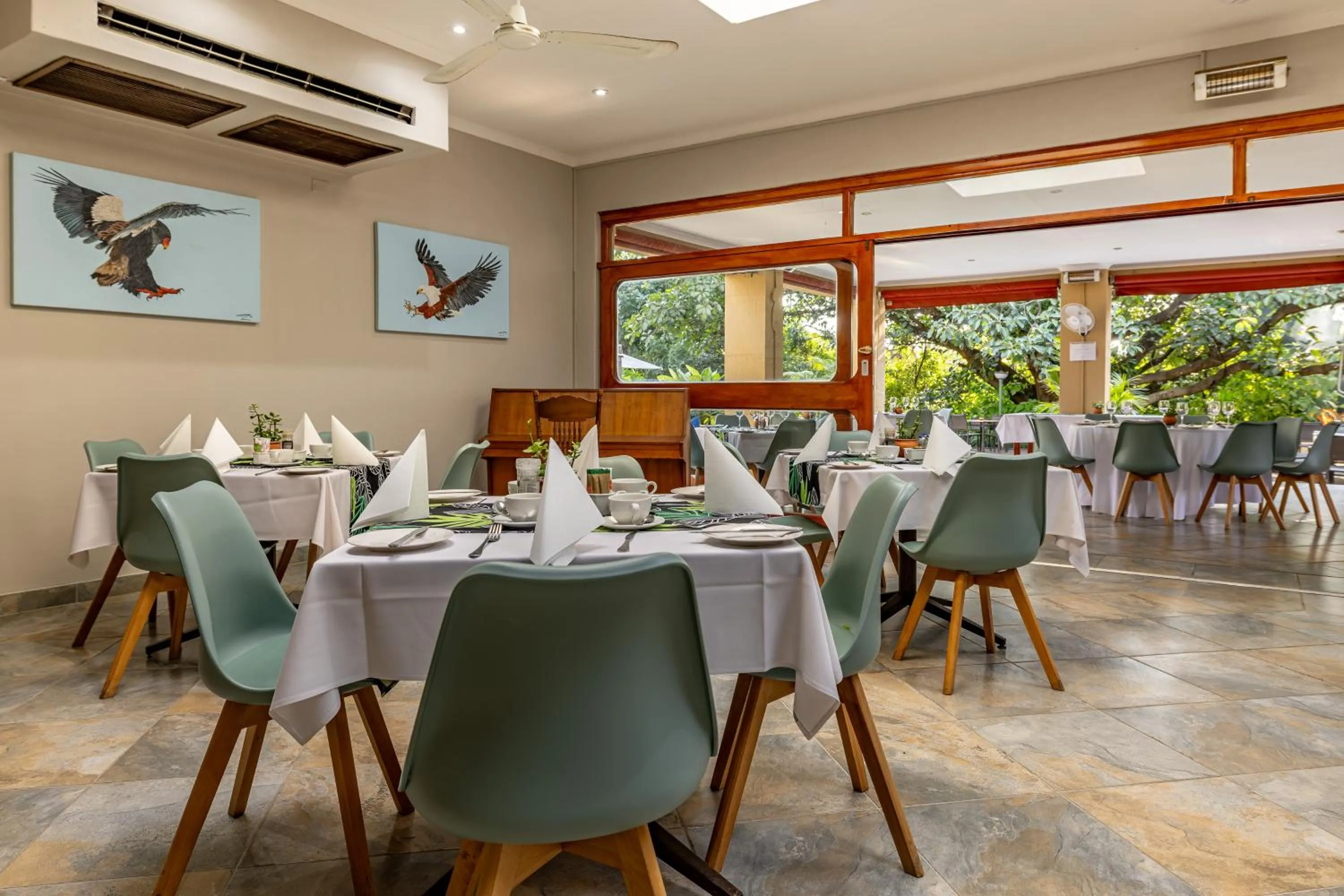 Restaurant/places to eat in Hotel Numbi & Garden Suites