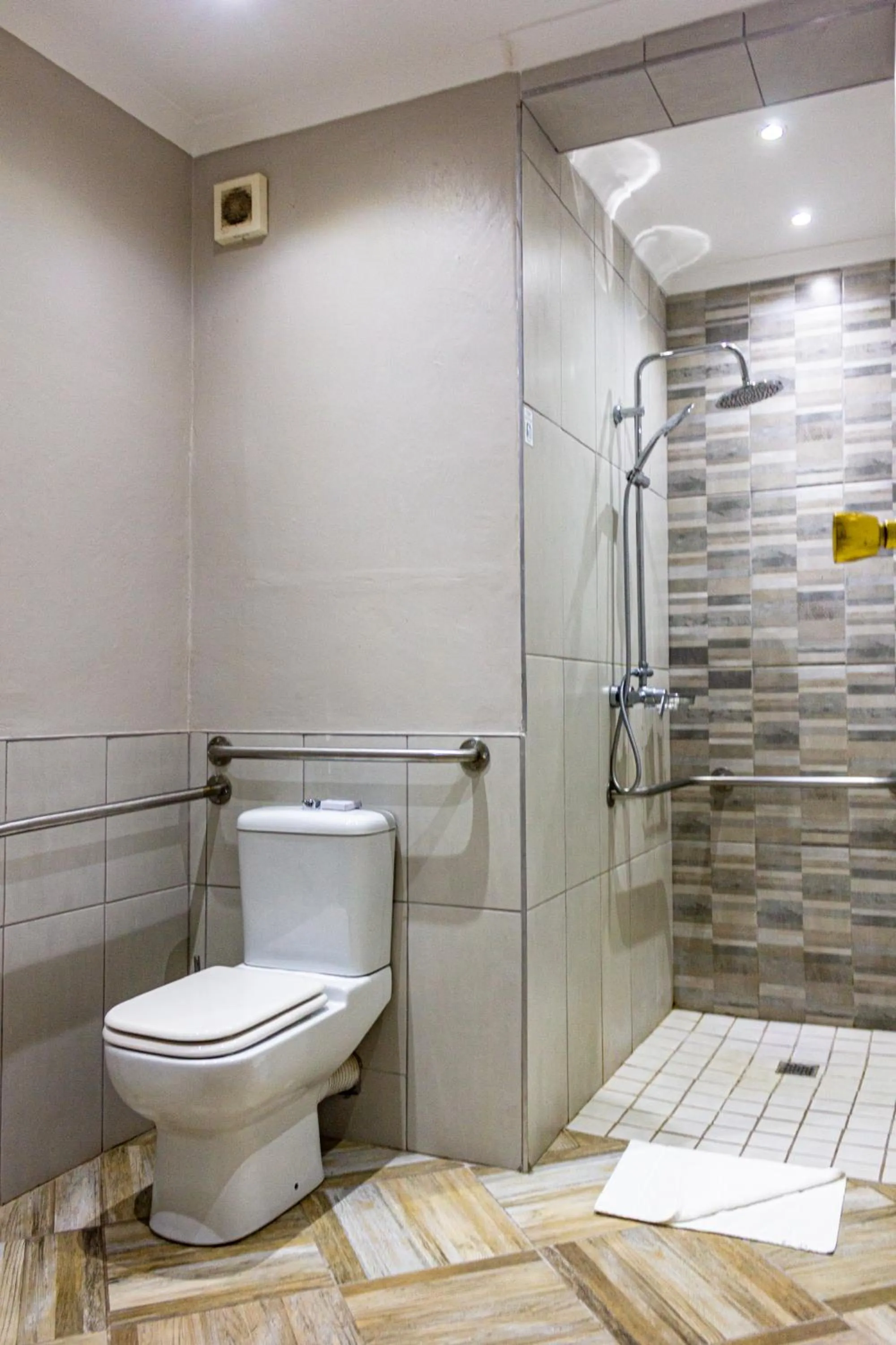 Toilet in Hotel Numbi & Garden Suites