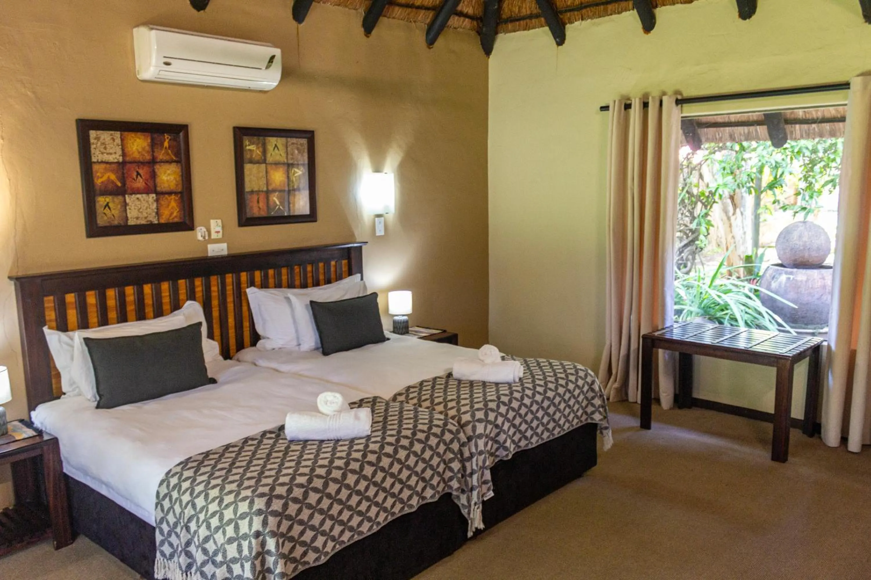 Bedroom, Bed in Hotel Numbi & Garden Suites