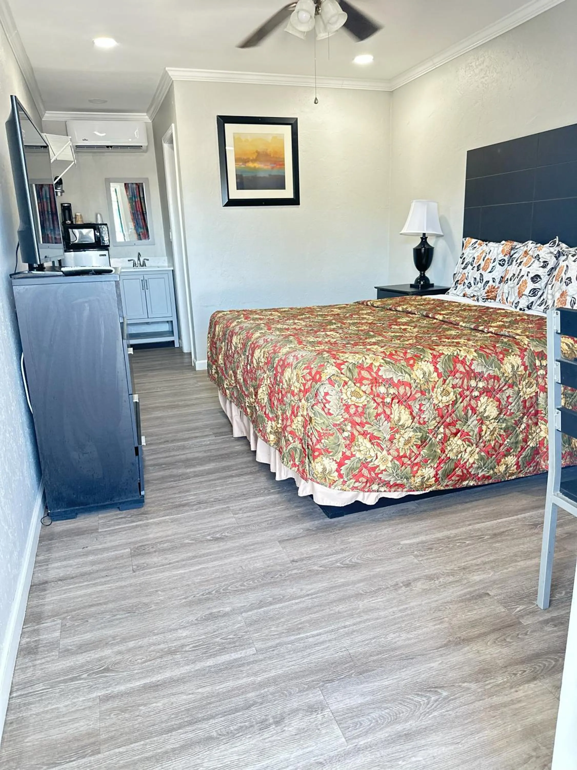 Bed in Sunshine Inn & Suites Venice, Florida