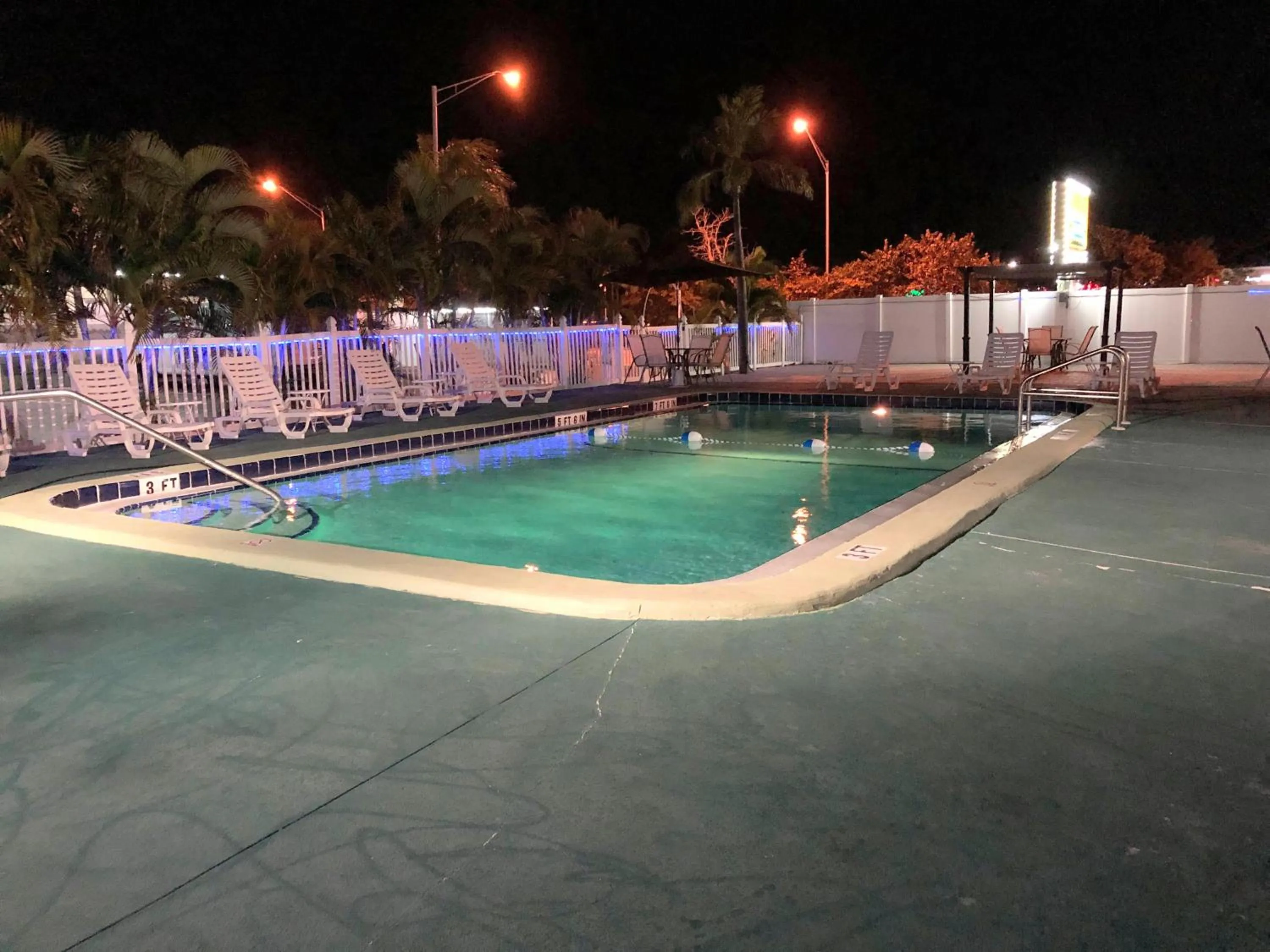 Swimming pool in Sunshine Inn & Suites Venice, Florida