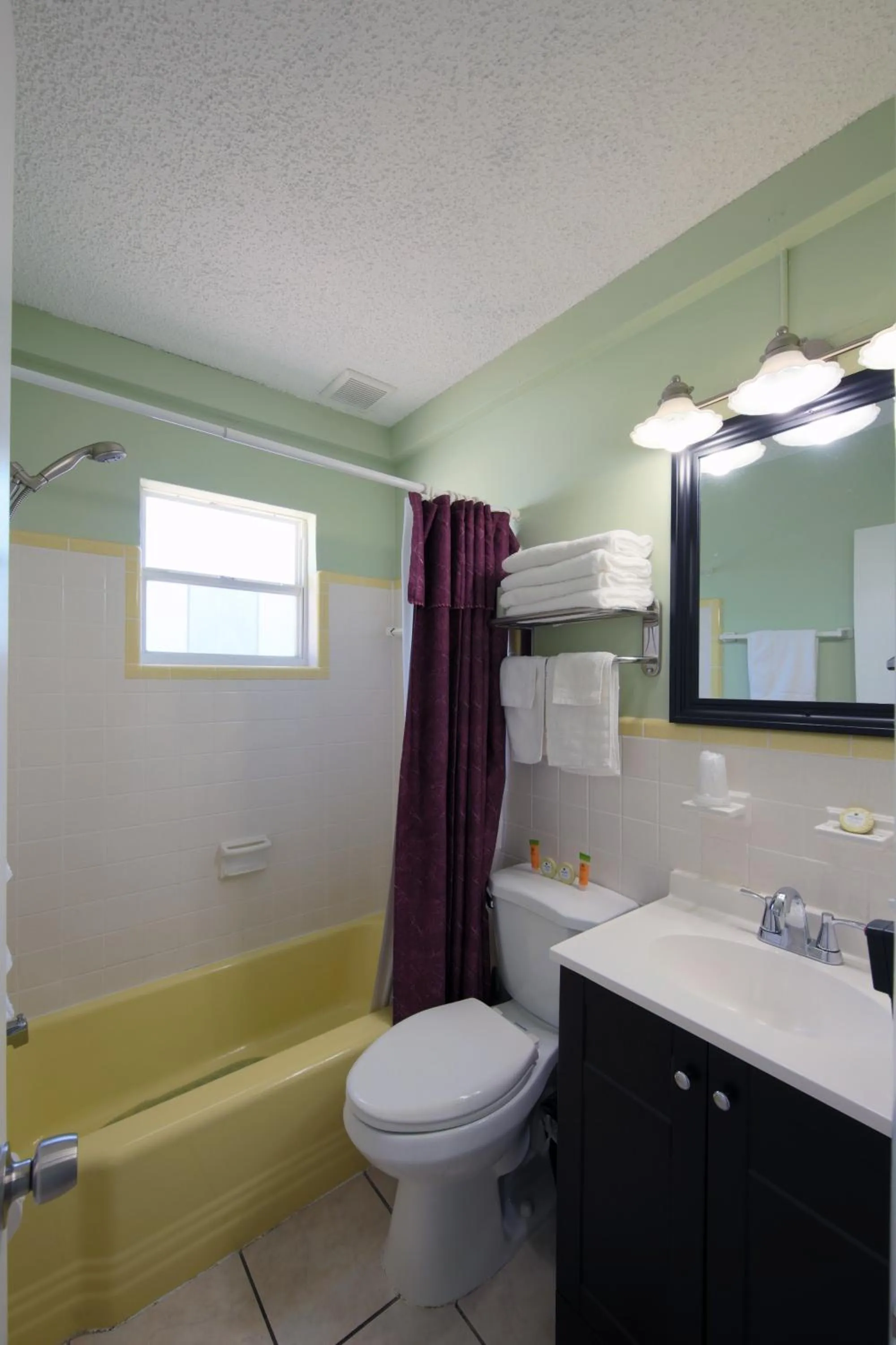 Bathroom in Sunshine Inn & Suites Venice, Florida