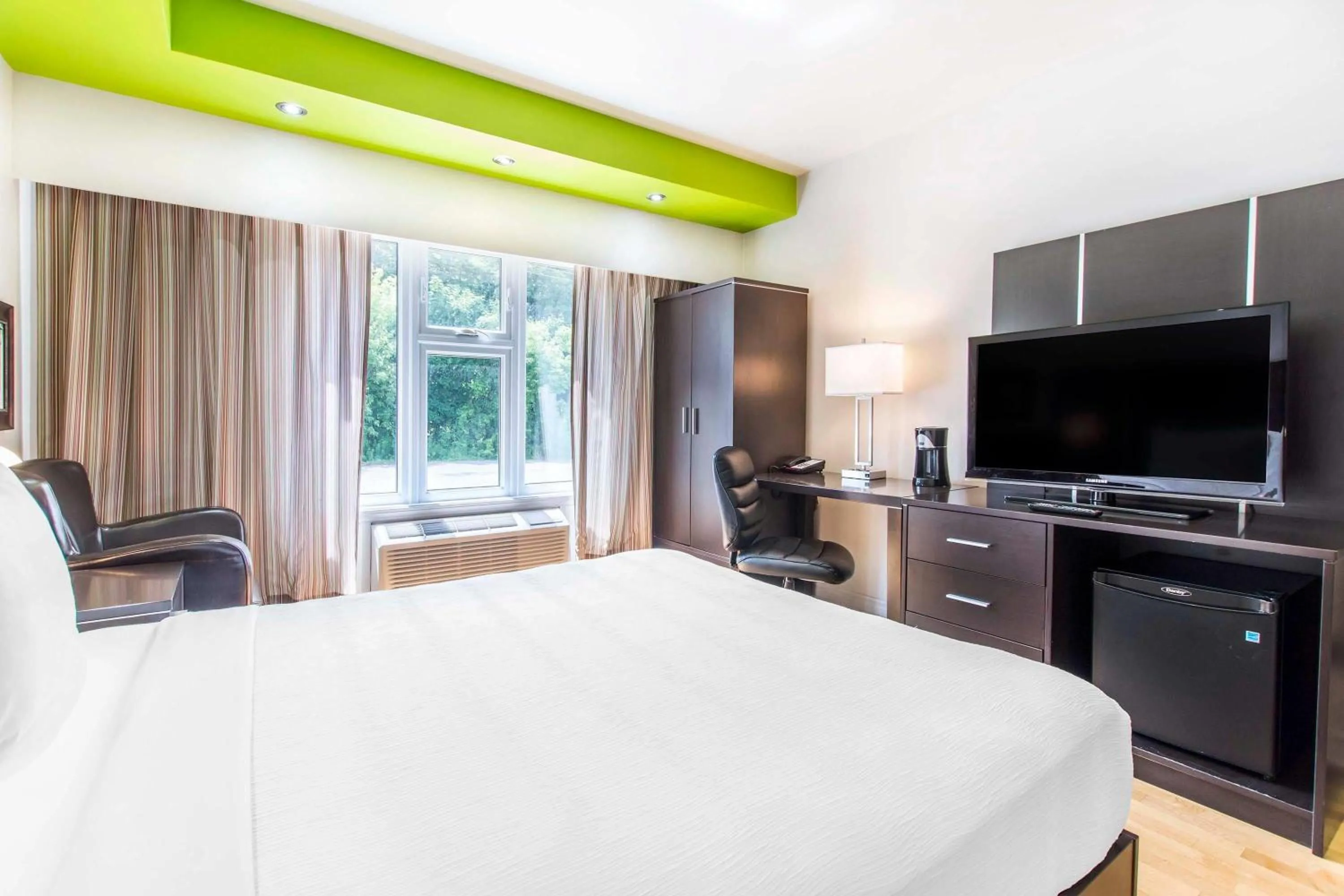 Photo of the whole room, Bed in Travelodge by Wyndham Trois-Rivieres