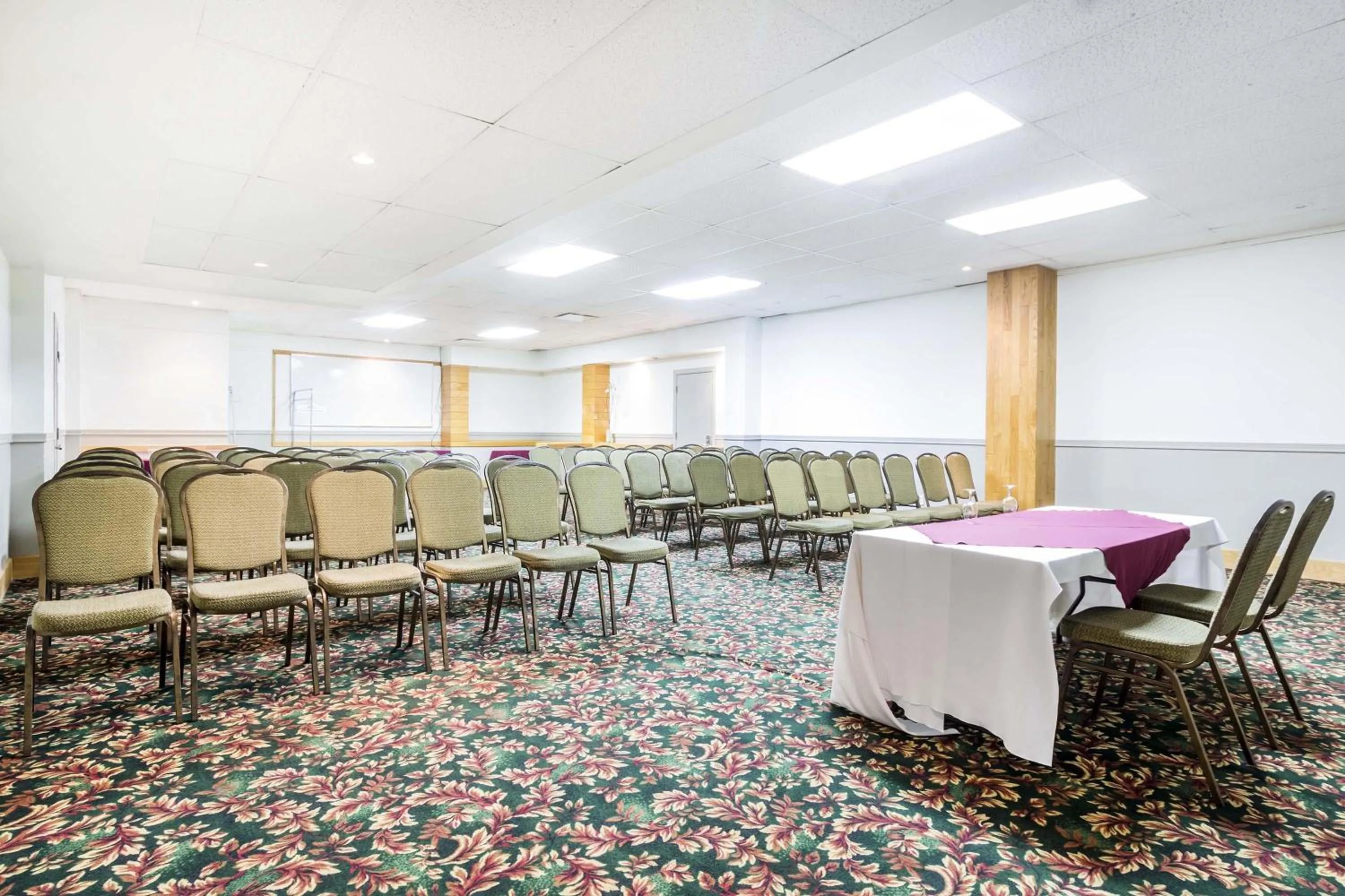 Meeting/conference room in Travelodge by Wyndham Trois-Rivieres