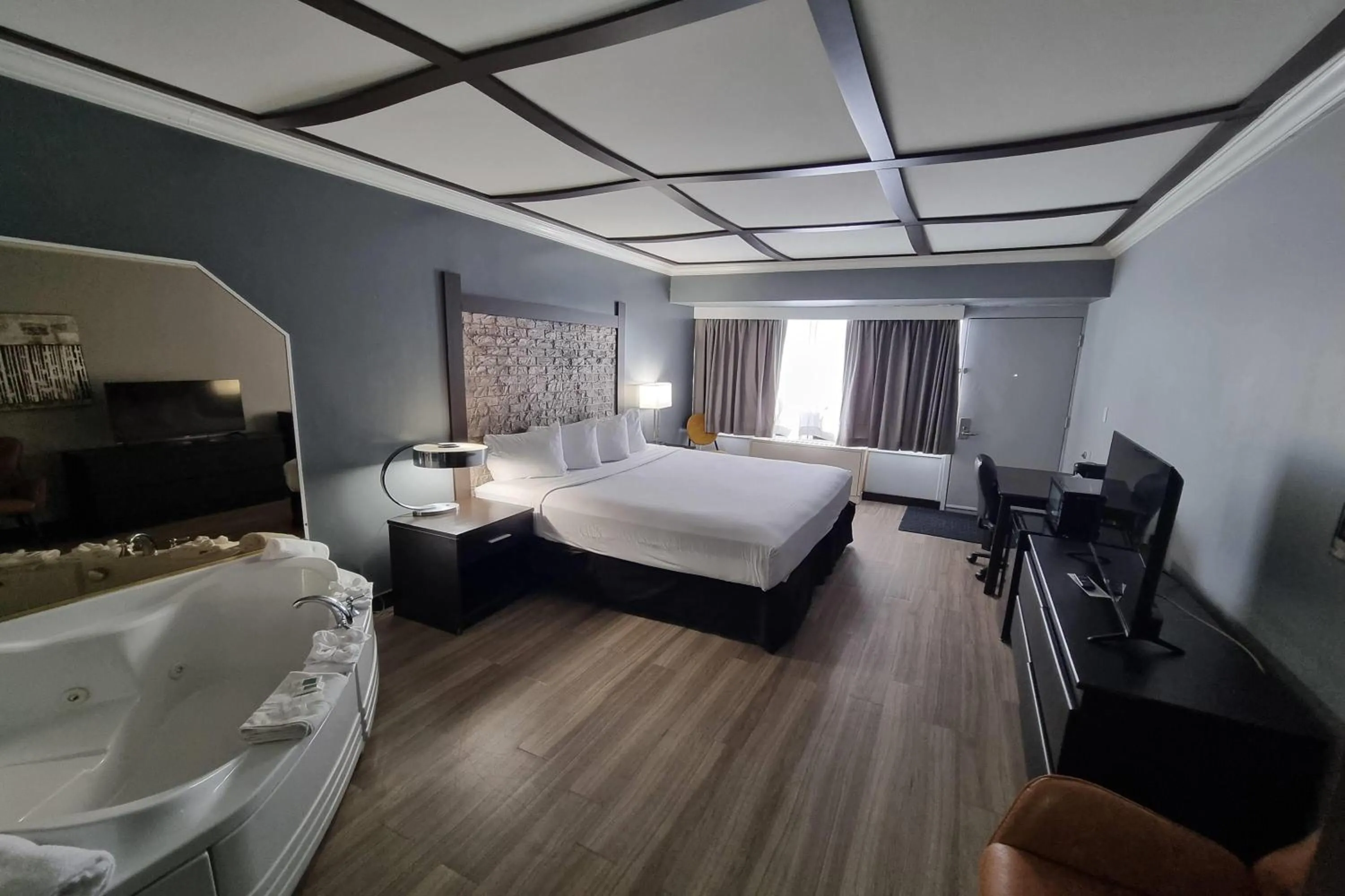 Photo of the whole room, Bed in Travelodge by Wyndham Trois-Rivieres