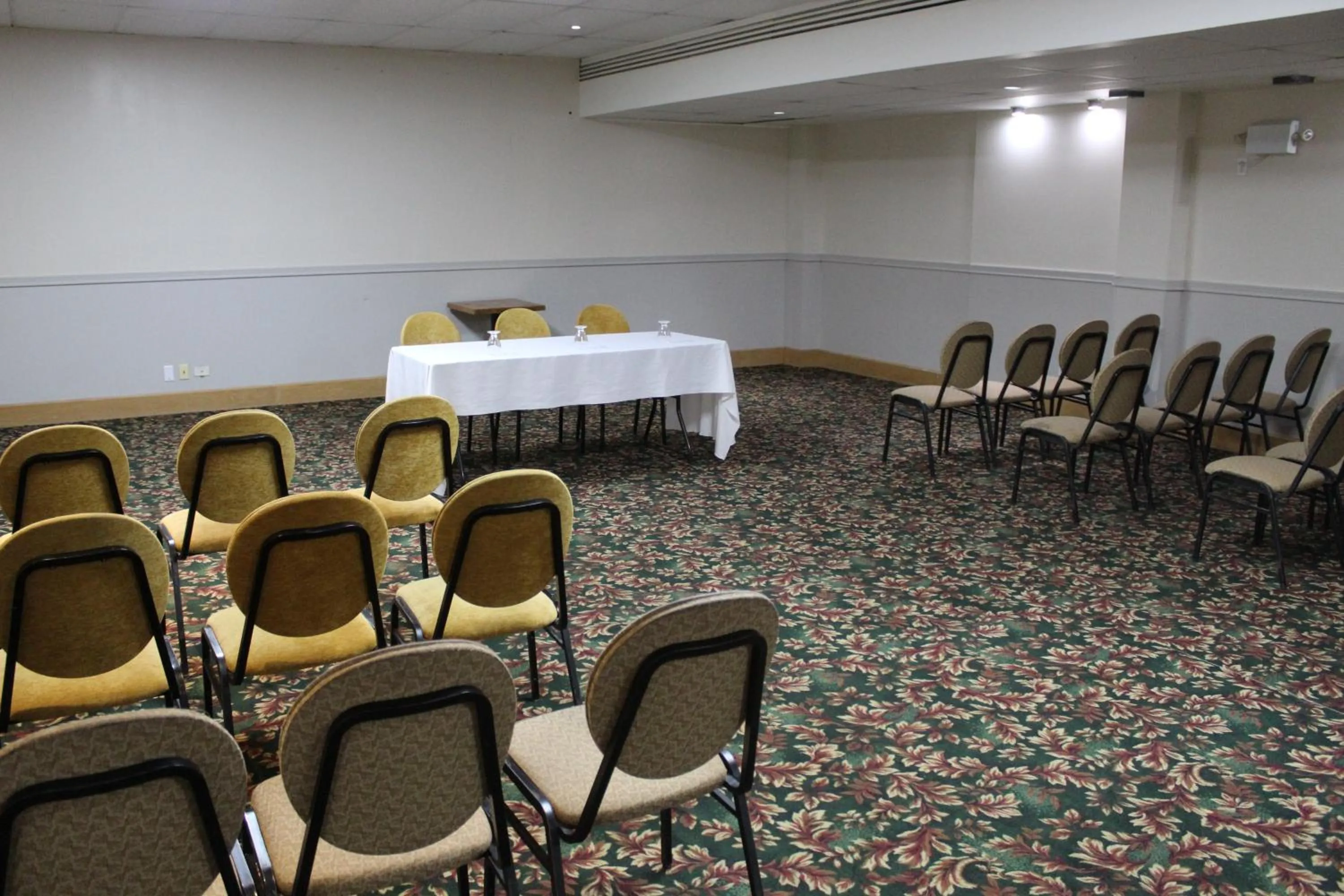 Meeting/conference room in Travelodge by Wyndham Trois-Rivieres