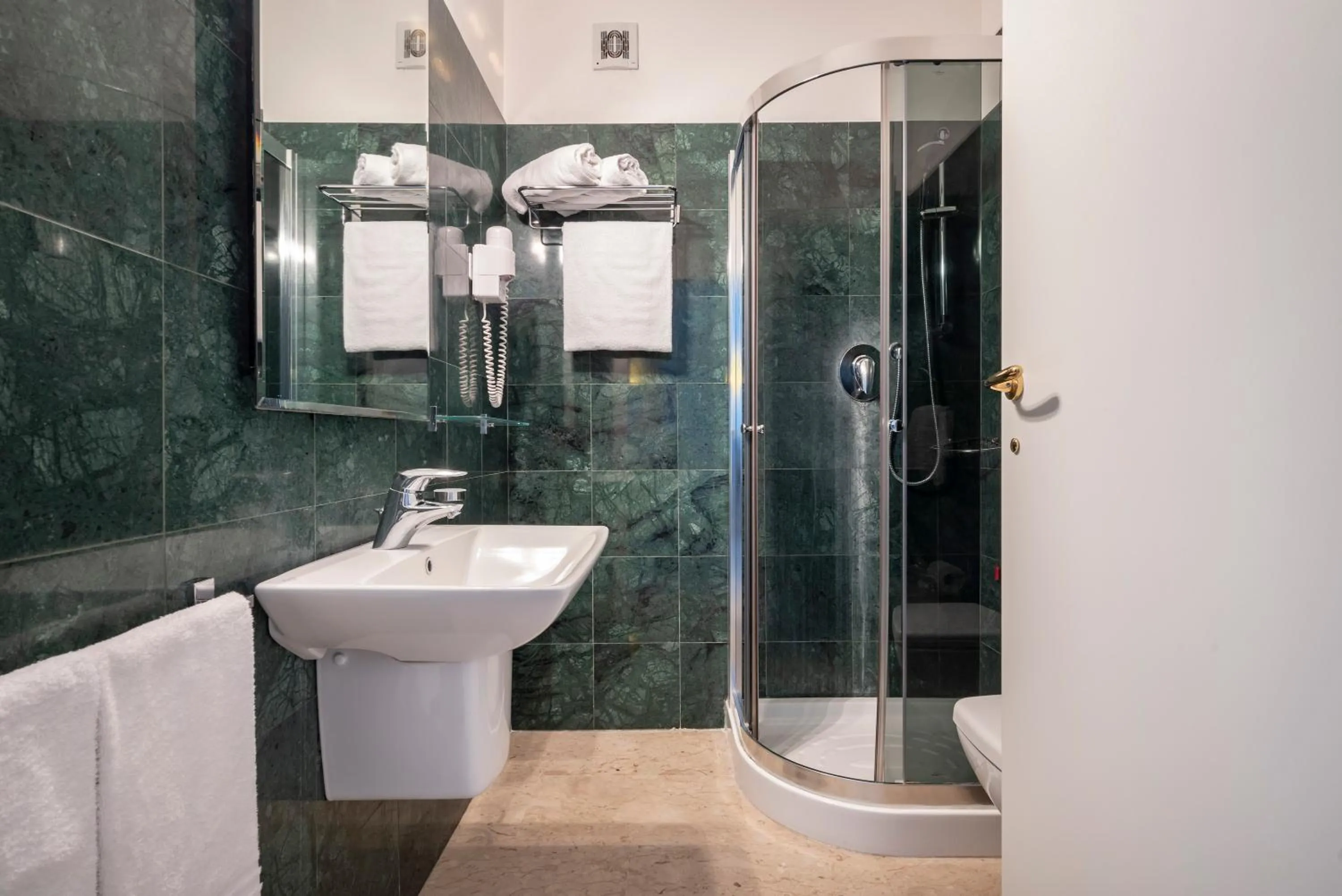 Bathroom in Hotel Terme Marine Leopoldo II TERME & SPA