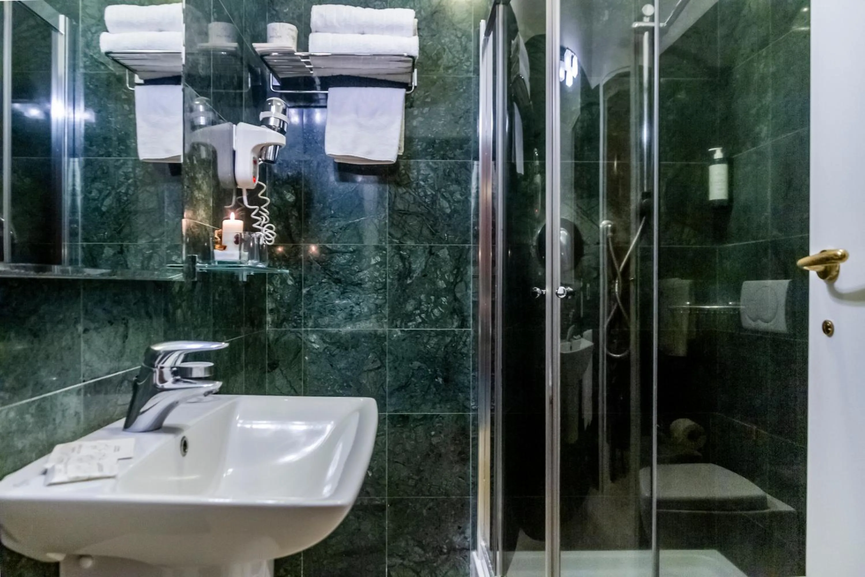 Shower in Hotel Terme Marine Leopoldo II TERME & SPA