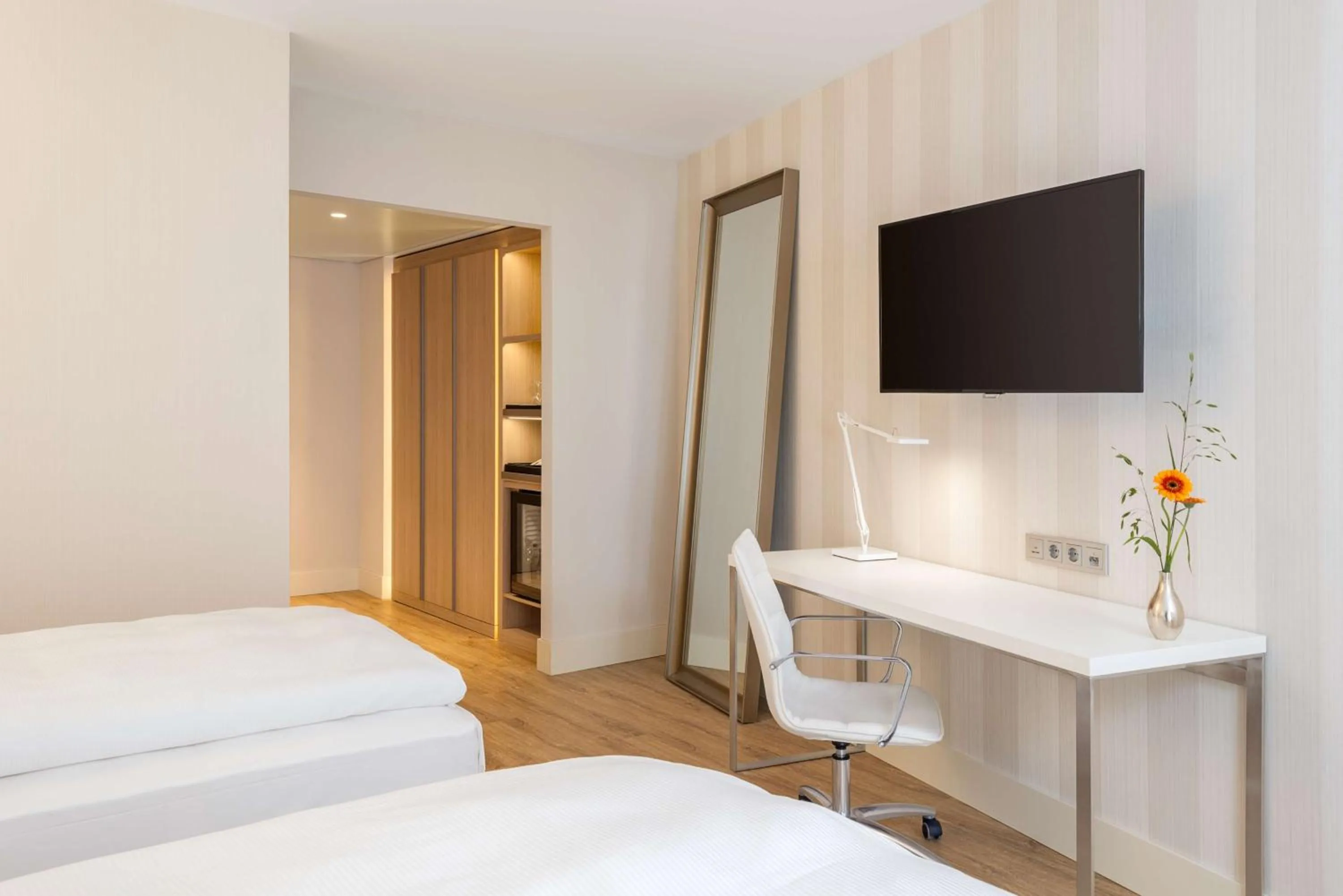 Photo of the whole room, Bed in NH Essen