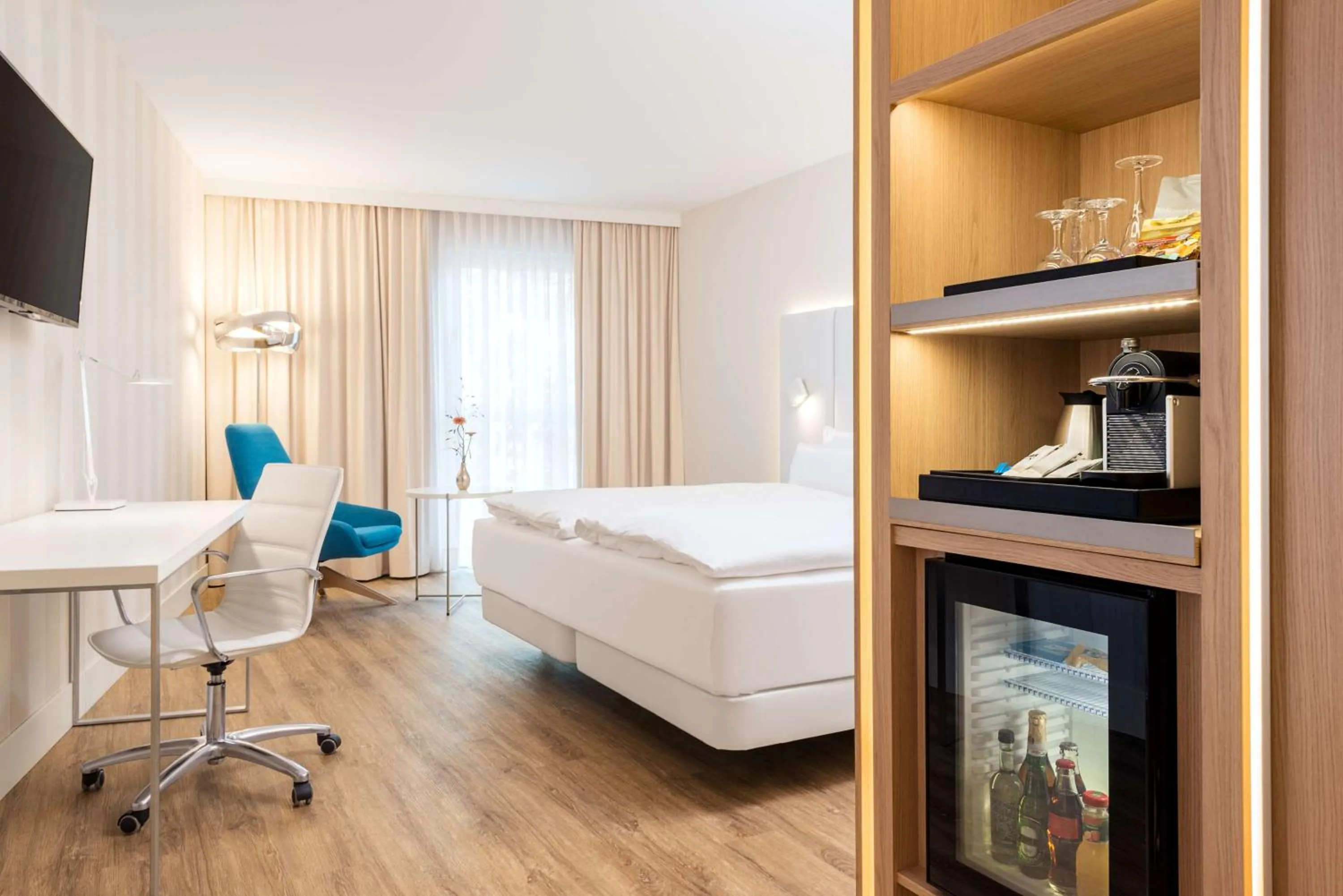 Photo of the whole room, Bed in NH Essen