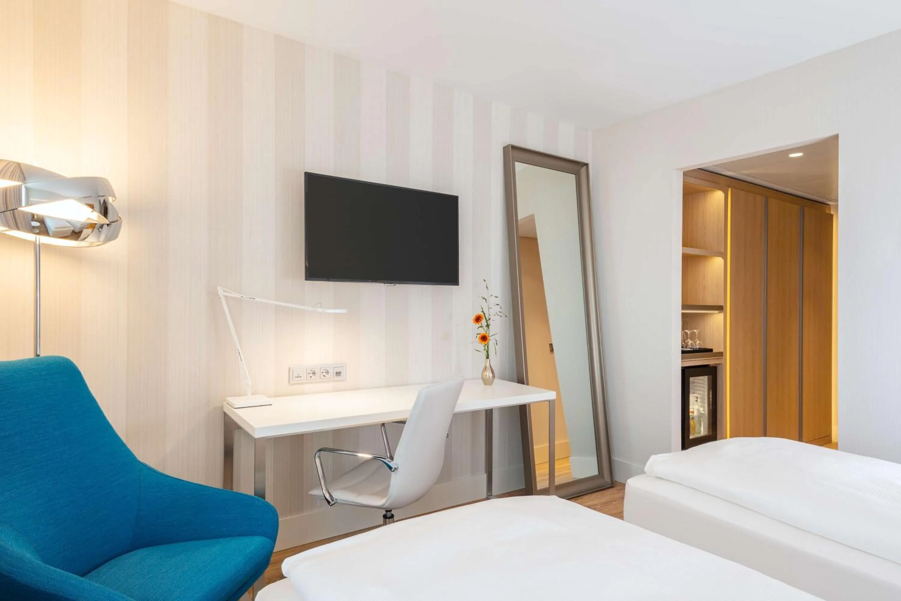 Photo of the whole room, Bed in NH Essen