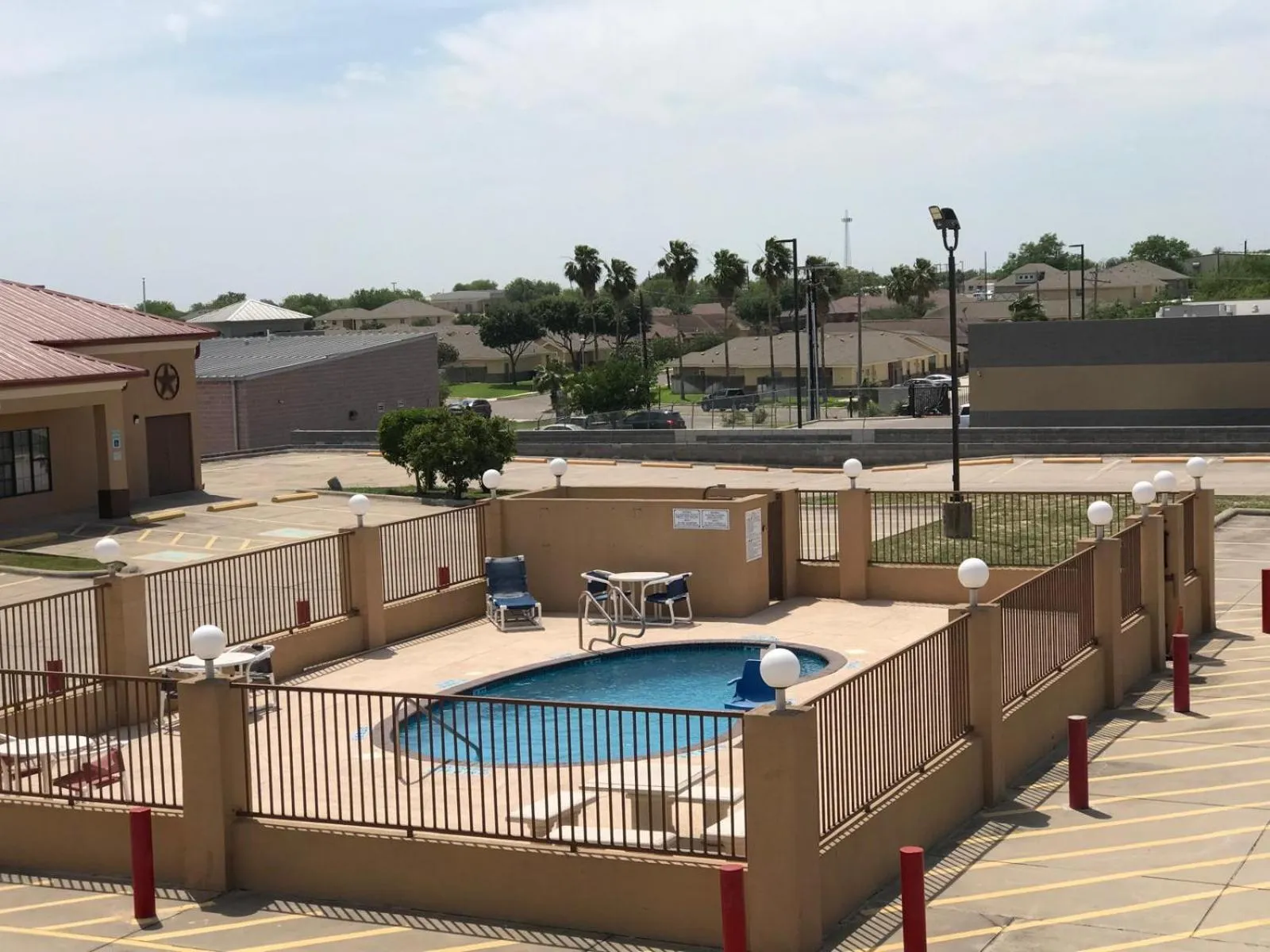Swimming pool in Texas Inn & Suites