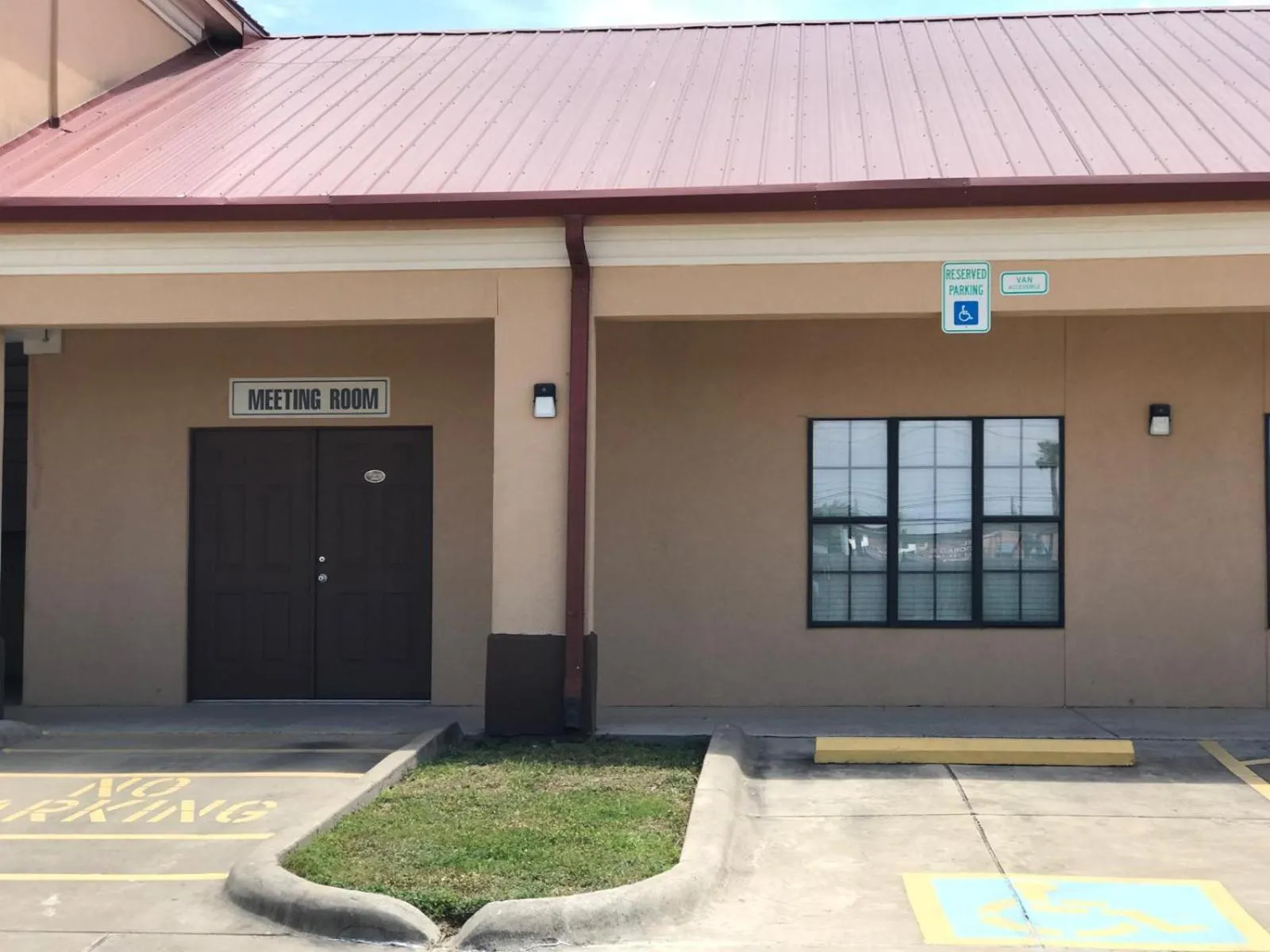 Property building in Texas Inn & Suites