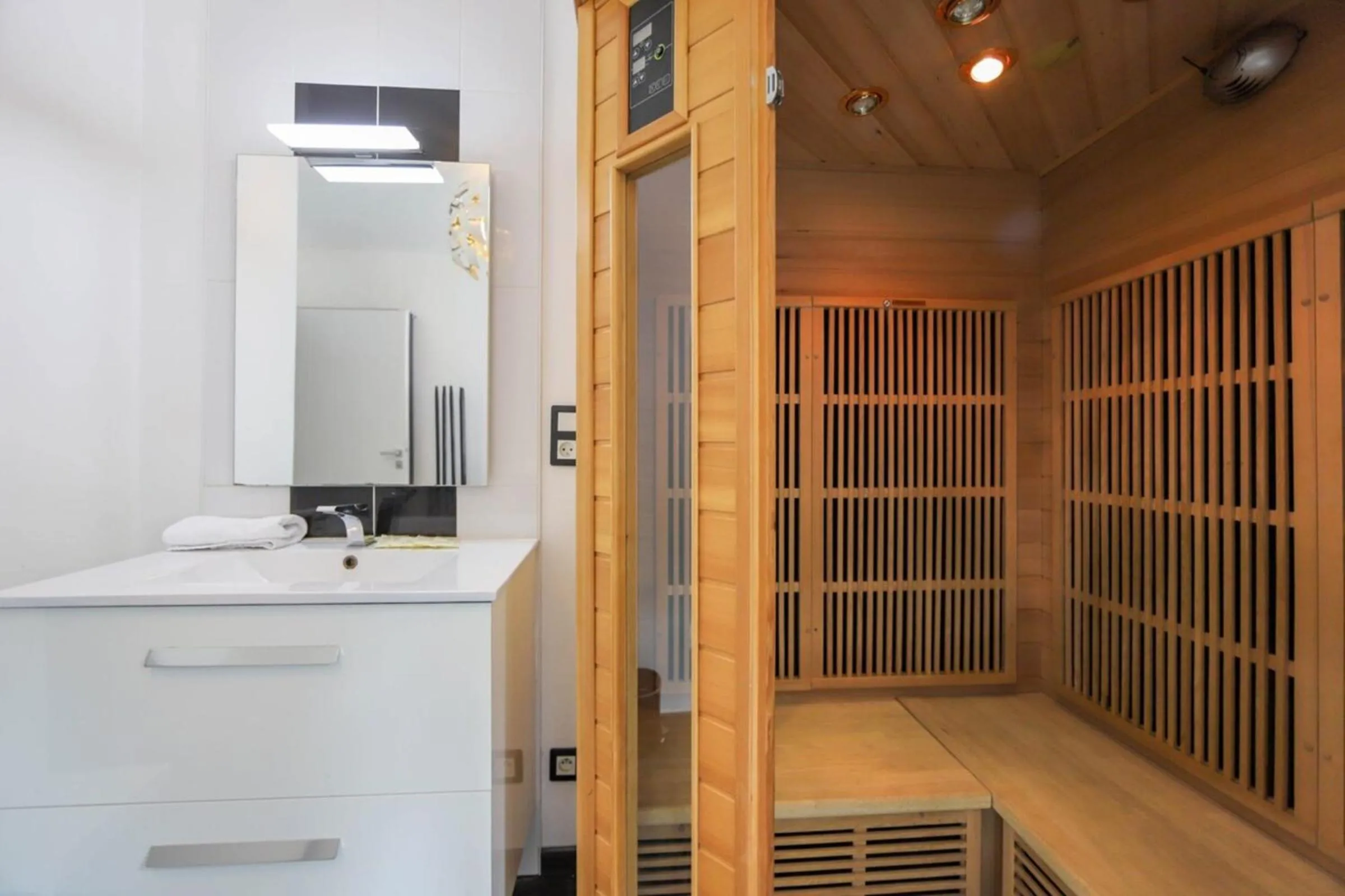2 bd apartment with sauna in the center of Annecy