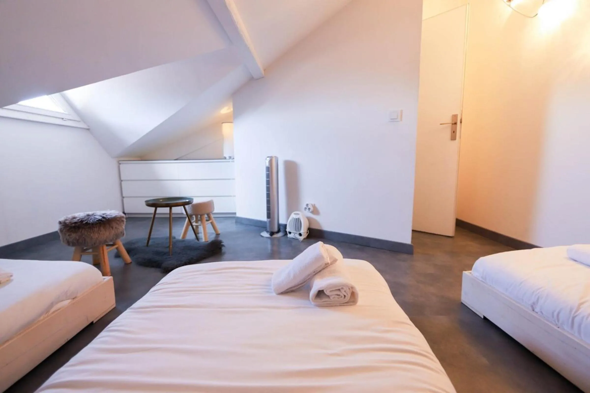 Bed in 2 bd apartment with sauna in the center of Annecy