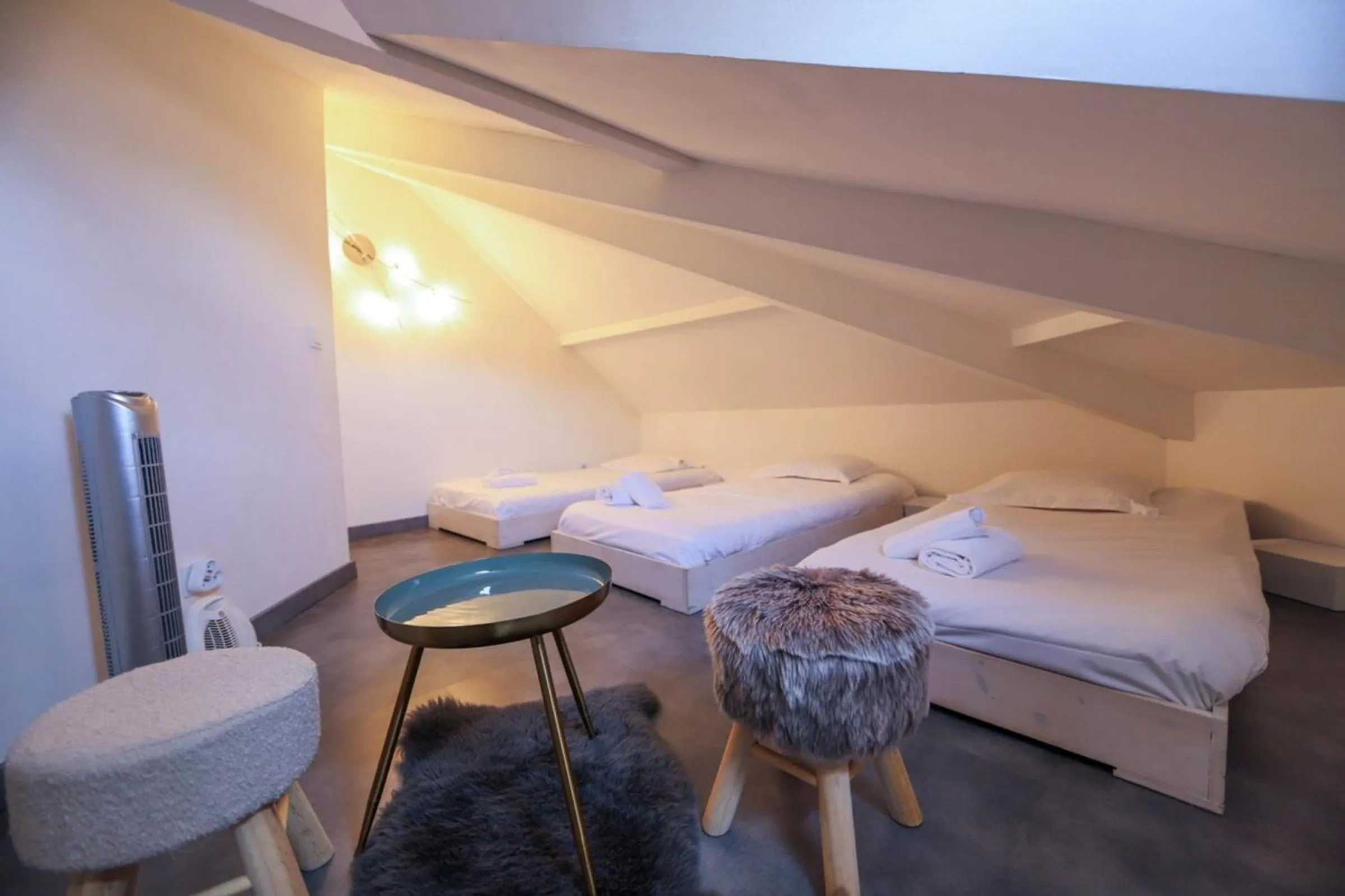 Bed in 2 bd apartment with sauna in the center of Annecy