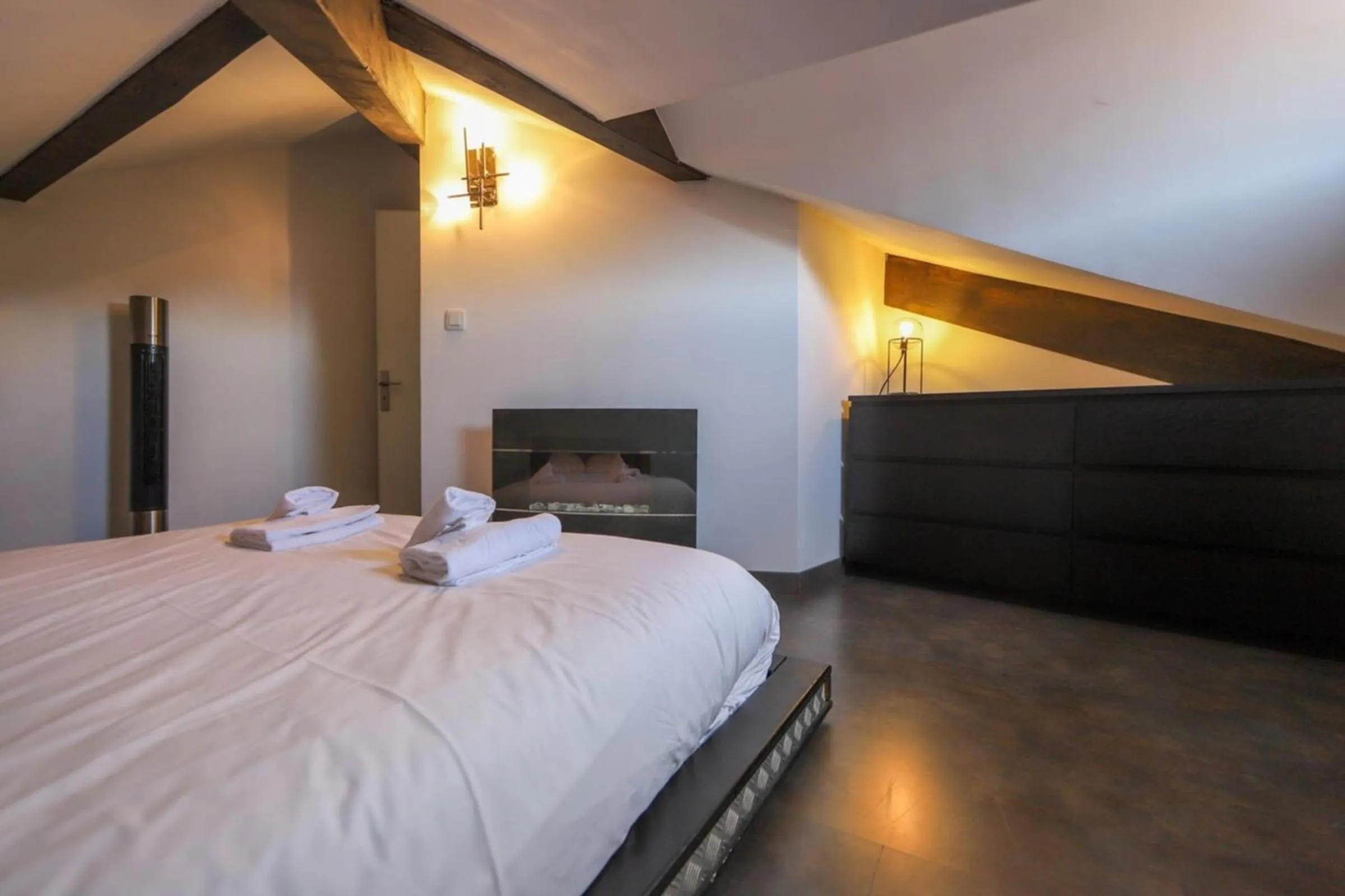 Bed in 2 bd apartment with sauna in the center of Annecy