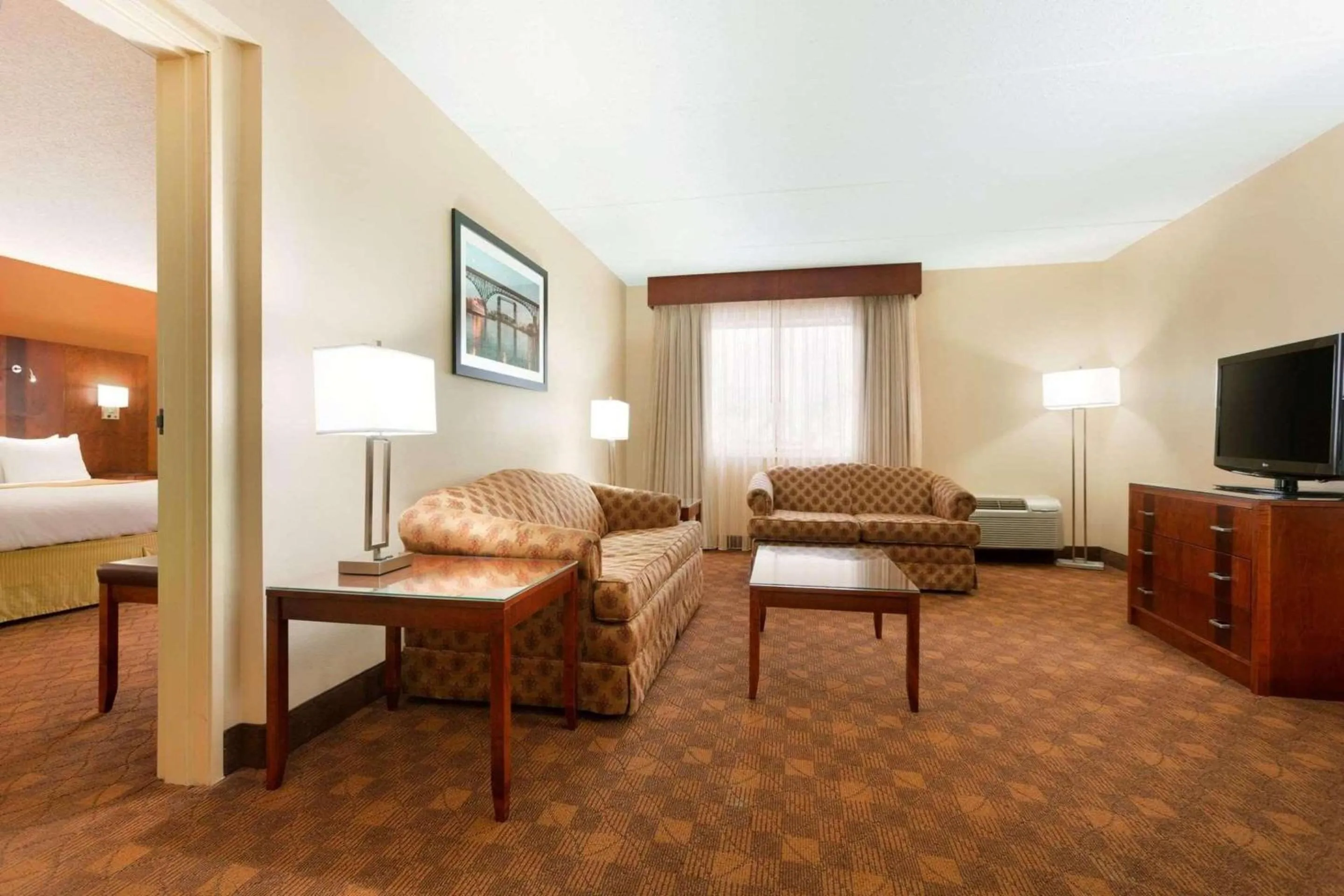 Bedroom, Bed in Radisson Akron-Fairlawn Copley