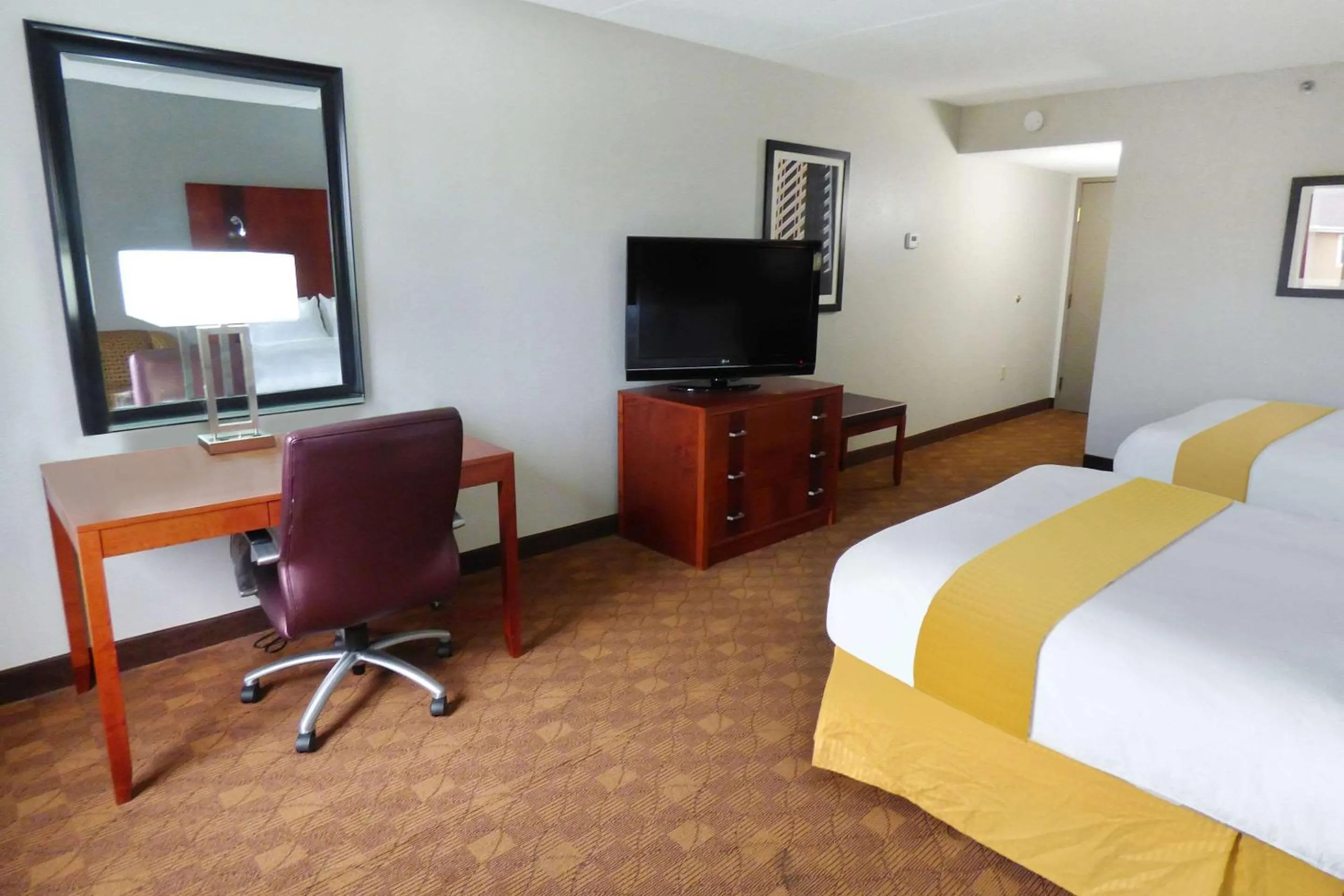 Bedroom, Bed in Radisson Akron-Fairlawn Copley