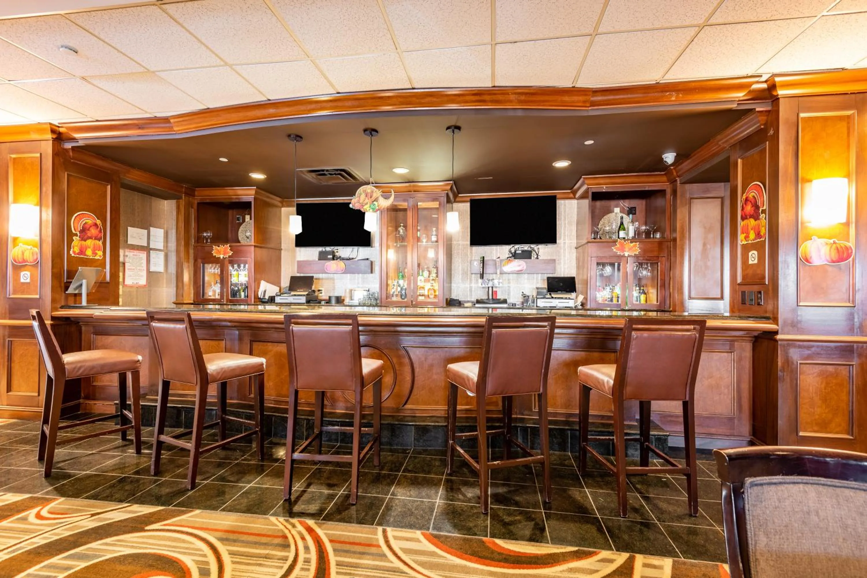 Restaurant/places to eat in Wyndham Omaha Hotel - West Dodge