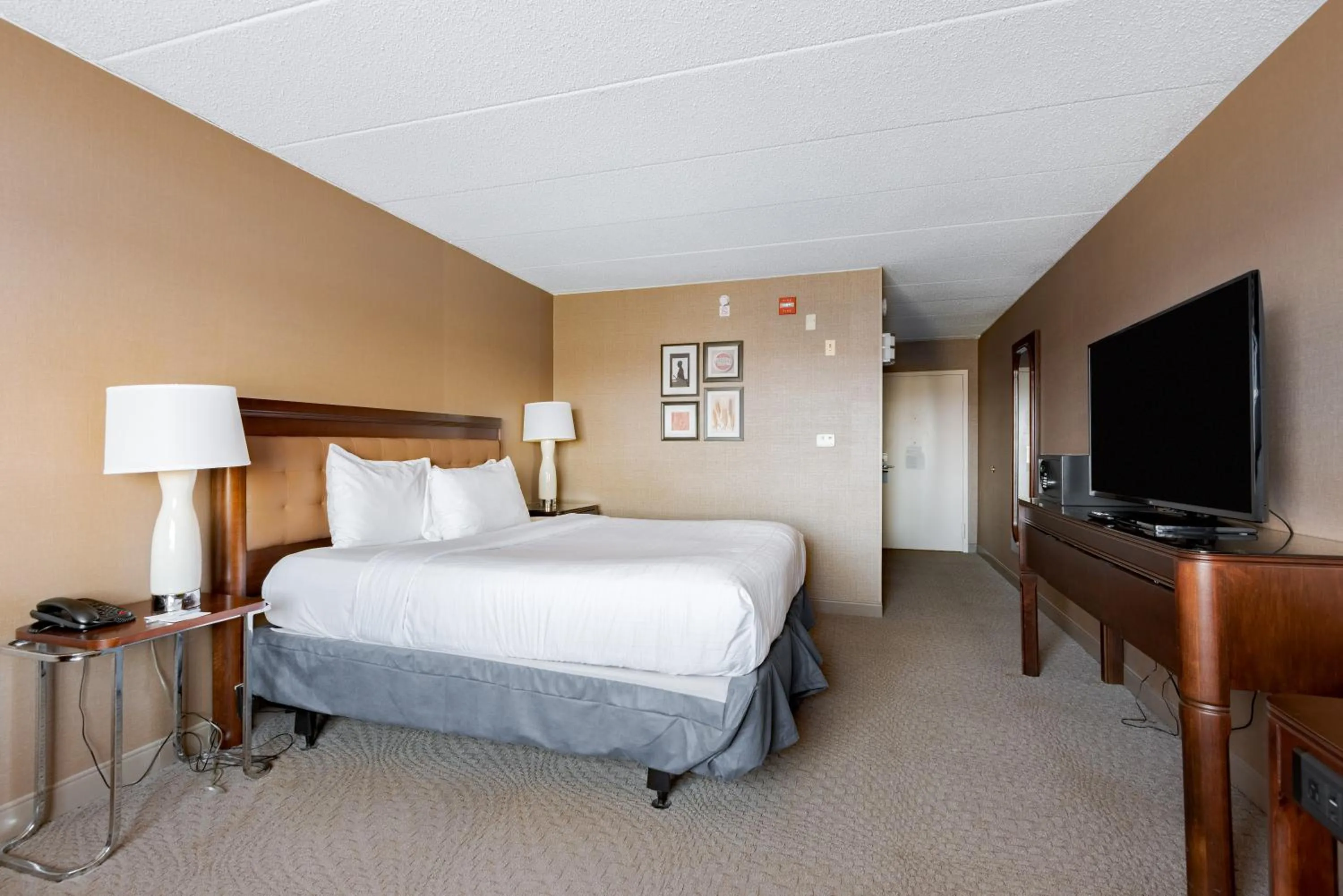 Photo of the whole room, Bed in Wyndham Omaha Hotel - West Dodge