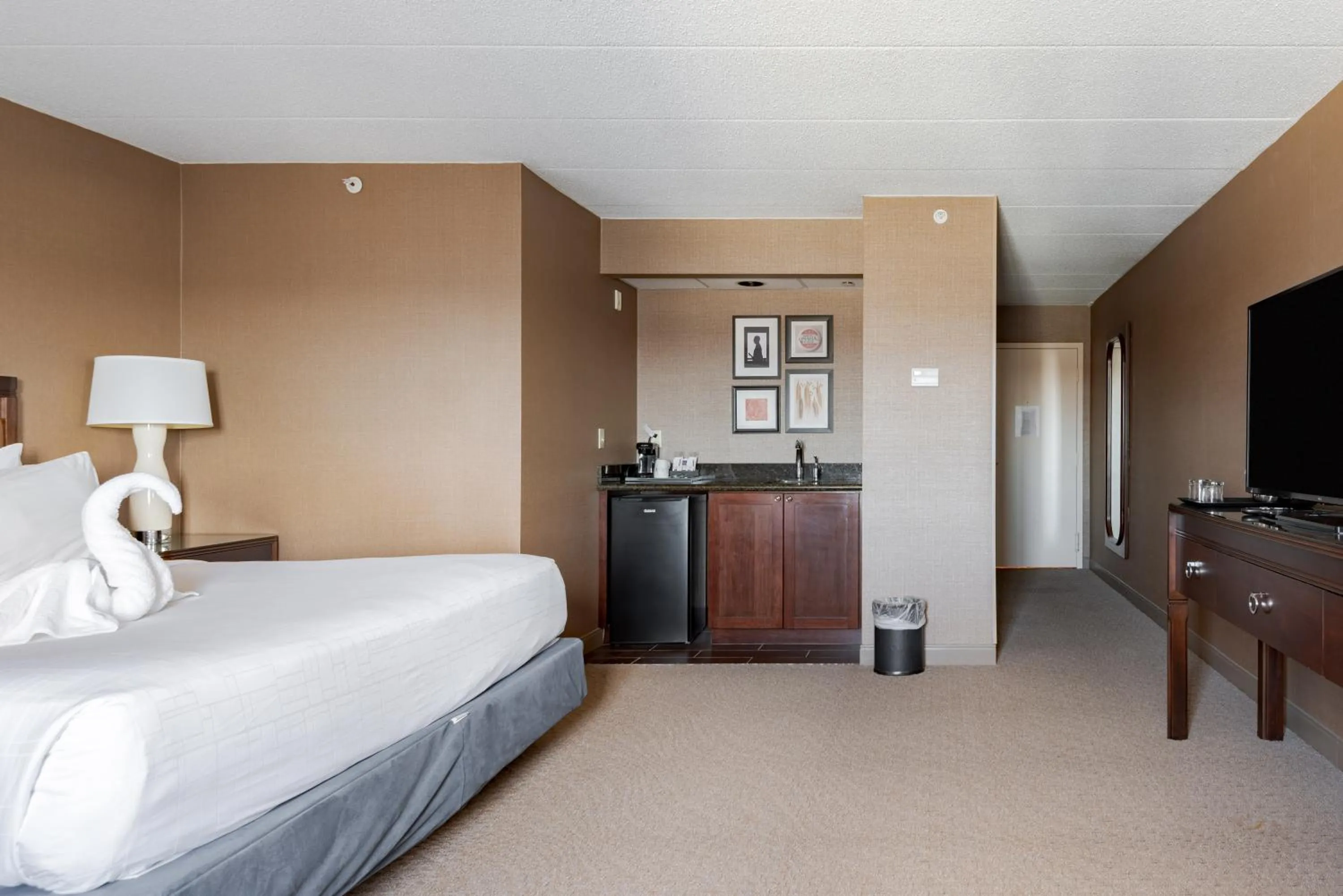 Bedroom, Bed in Wyndham Omaha Hotel - West Dodge