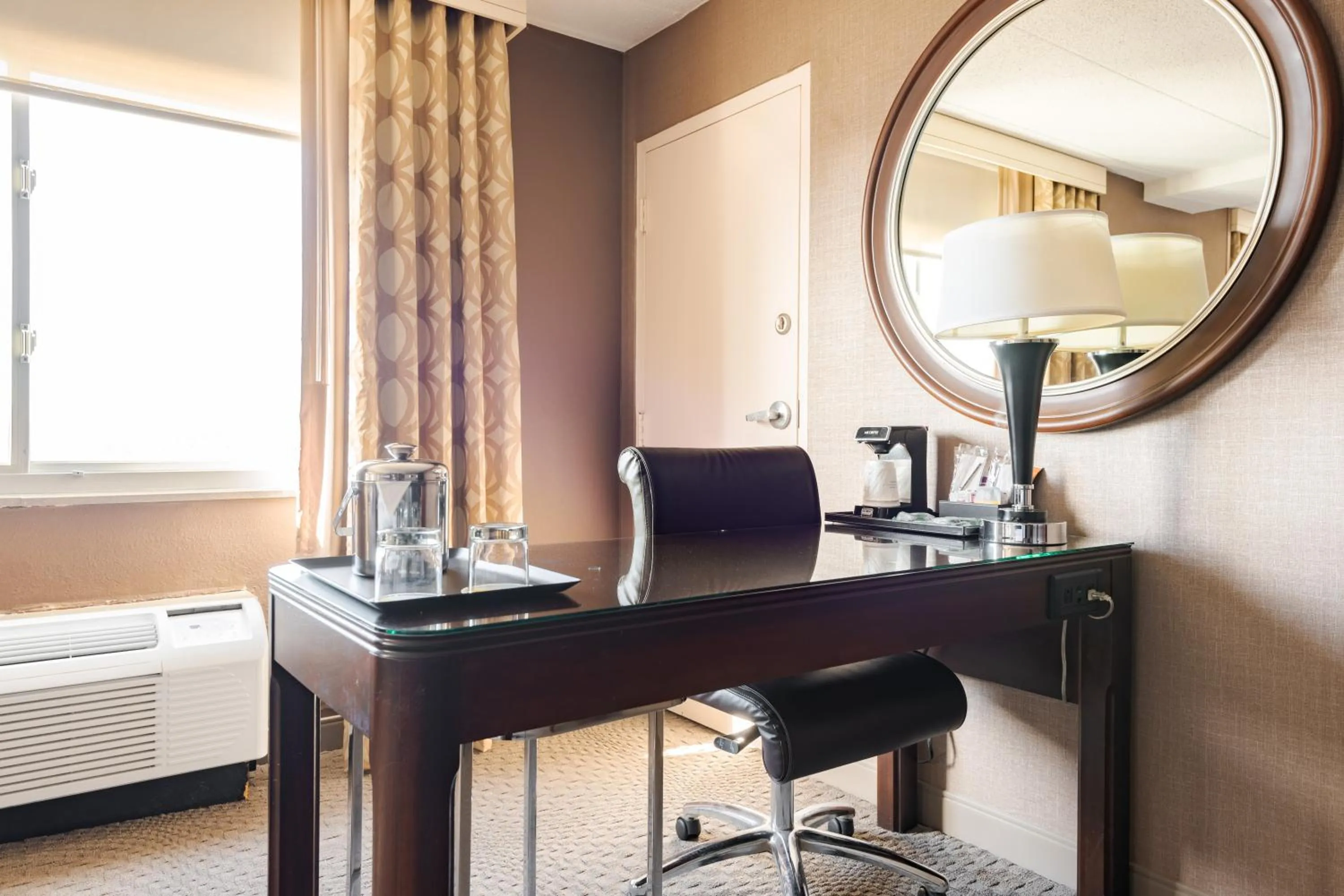 Bedroom, Bed in Wyndham Omaha Hotel - West Dodge