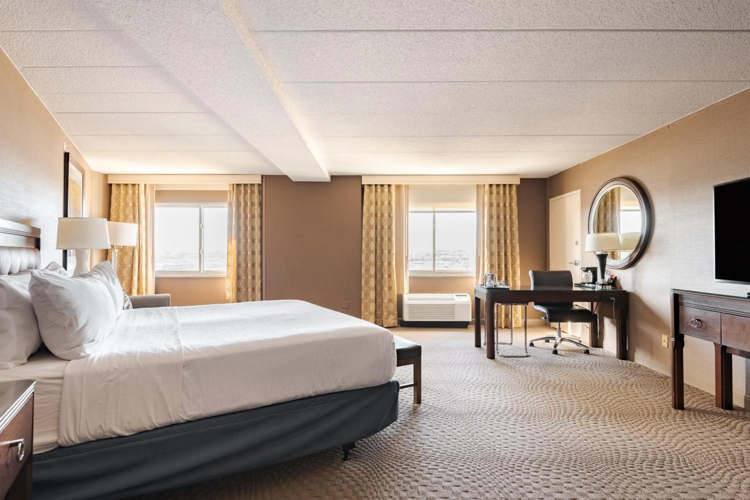 Photo of the whole room, Bed in Wyndham Omaha Hotel - West Dodge