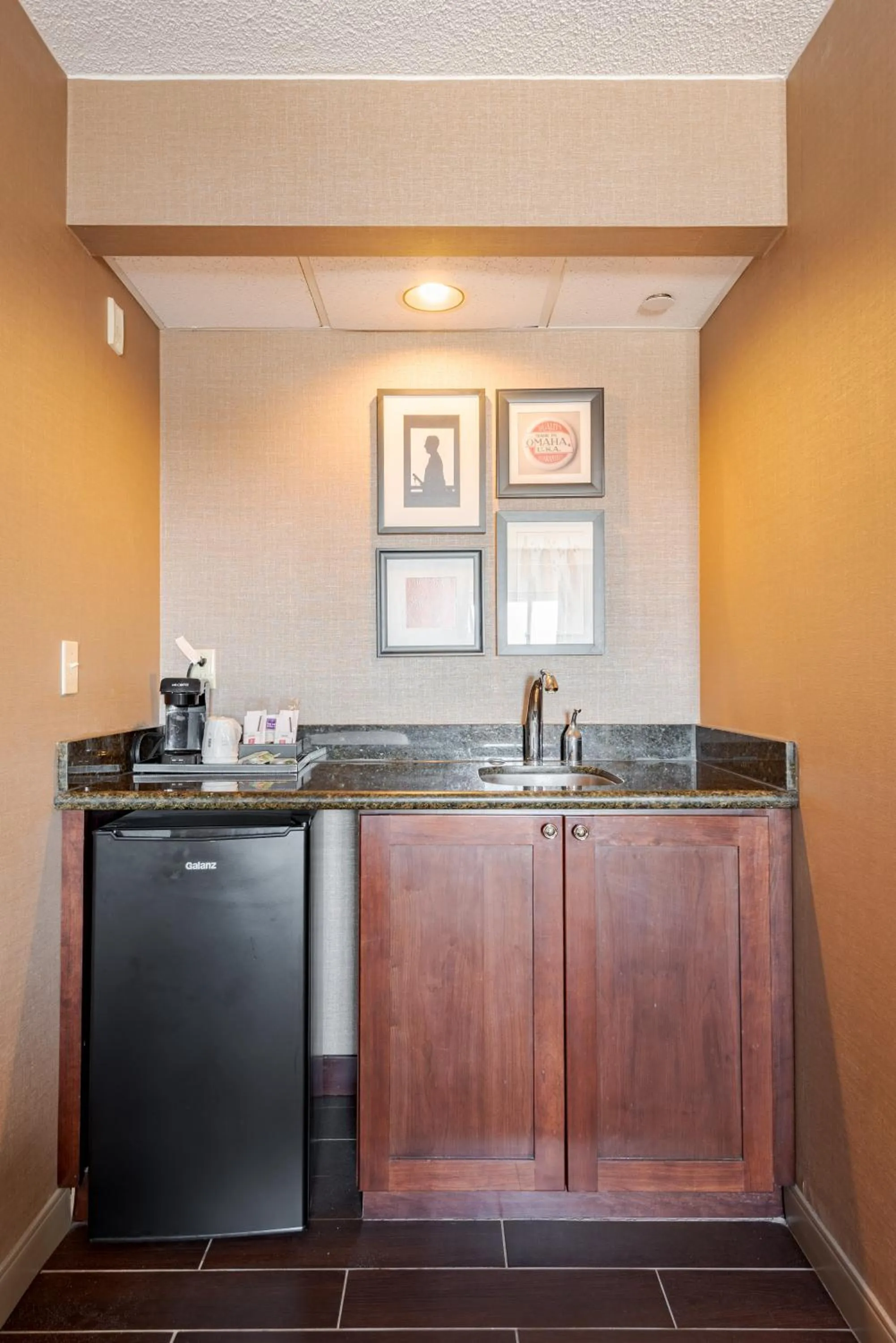 Coffee/tea facilities in Wyndham Omaha Hotel - West Dodge