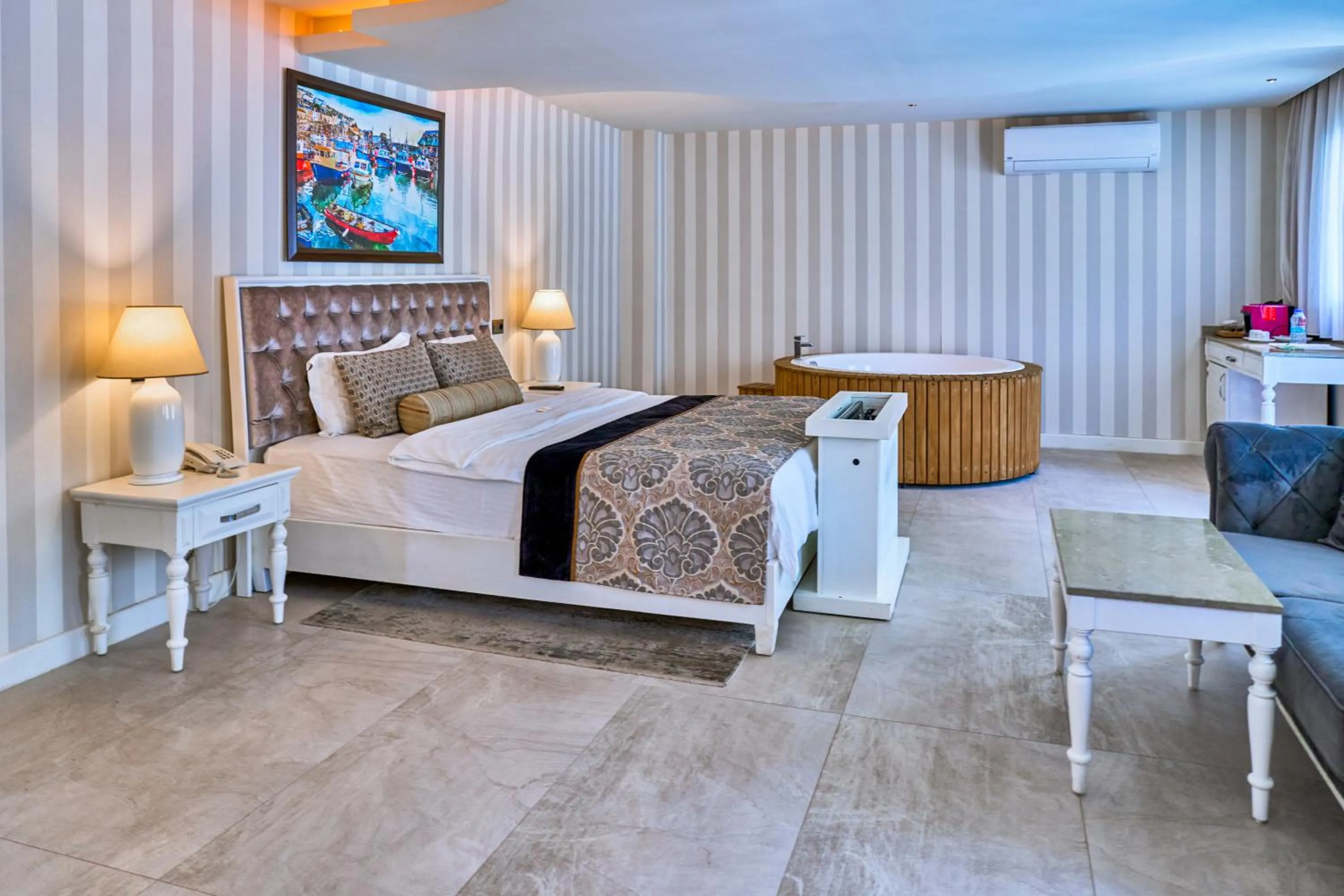 Photo of the whole room, Bed in Salonika Suites