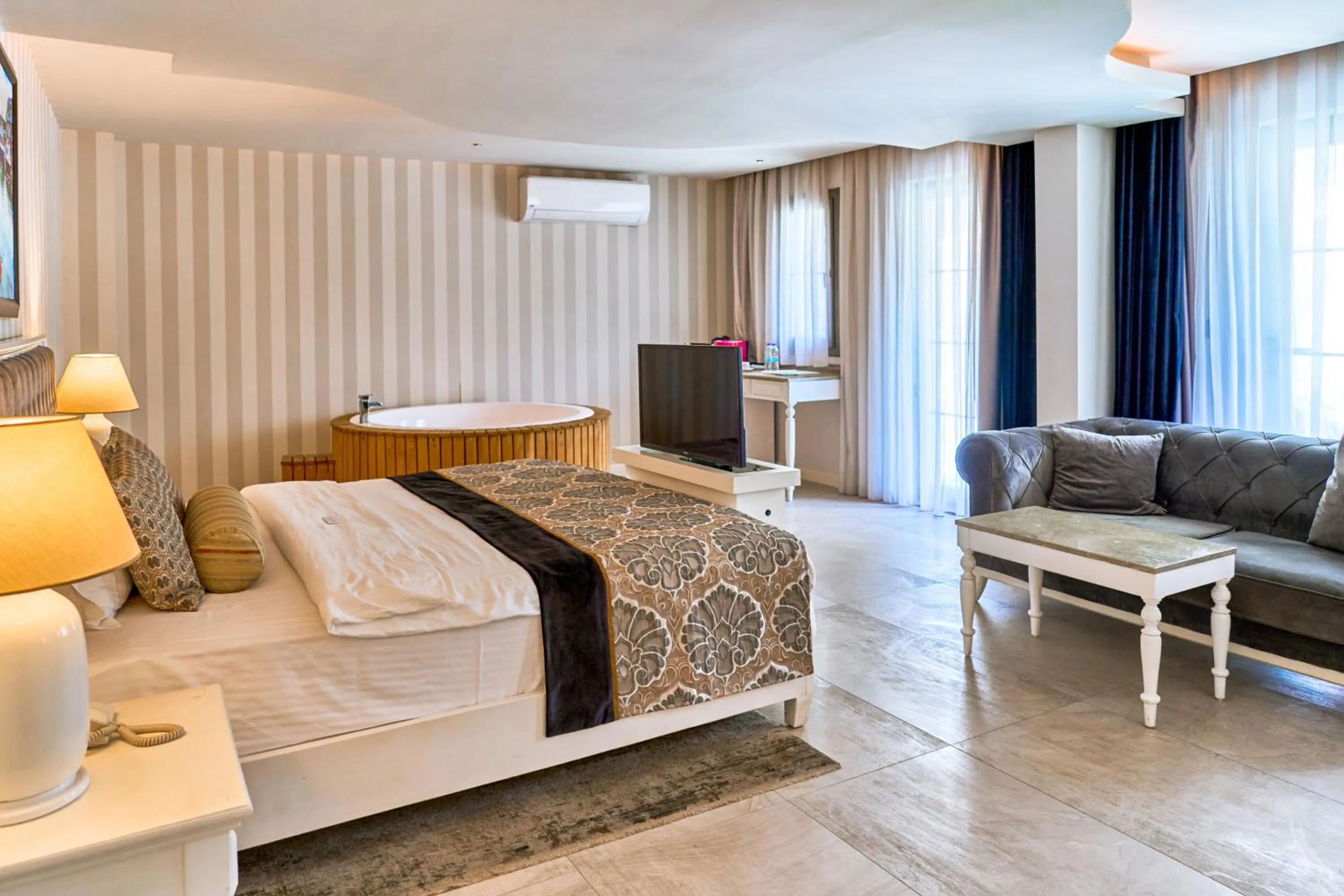 Photo of the whole room, Bed in Salonika Suites