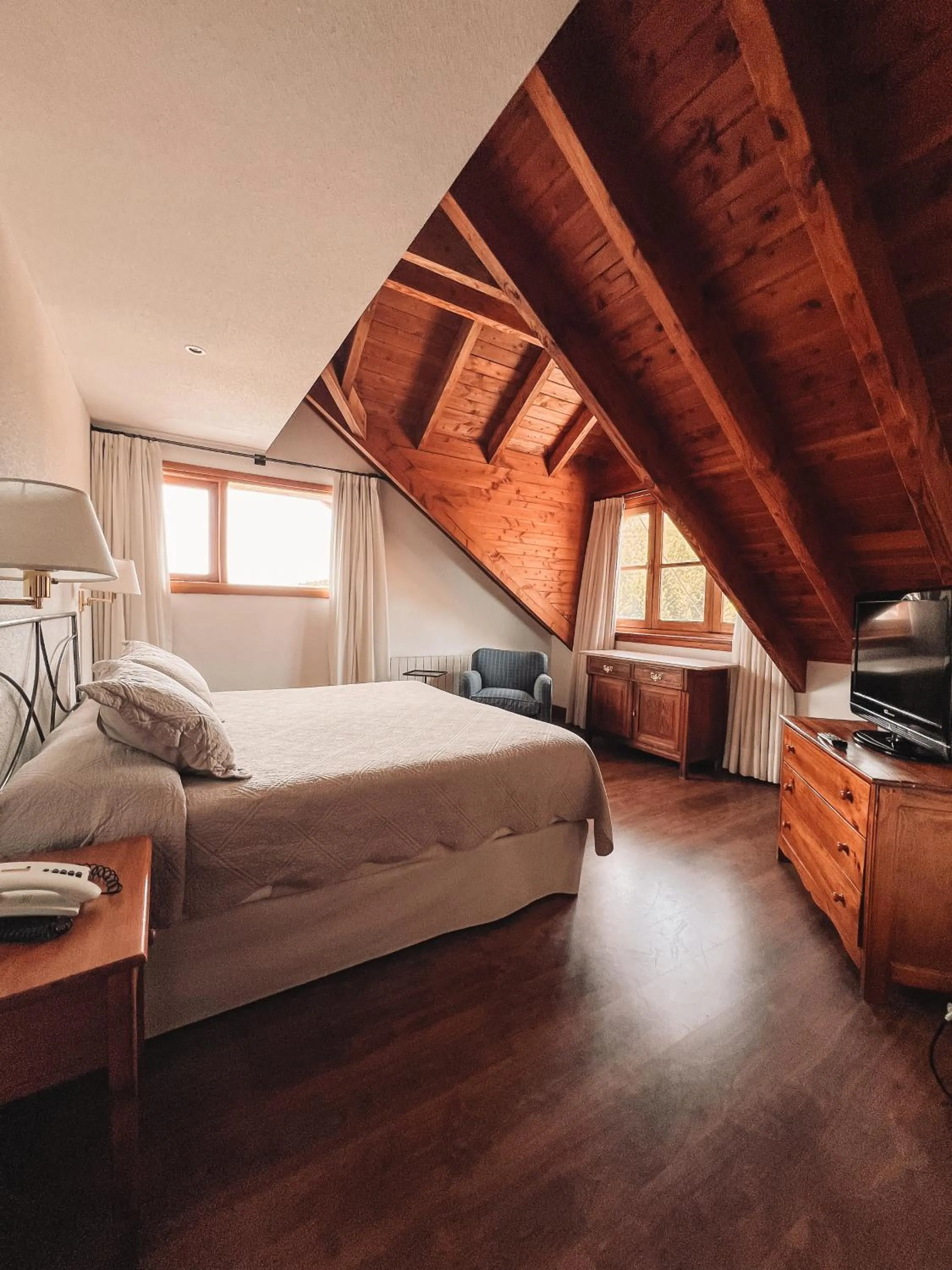 Bedroom, Bed in Hotel Catedral Patagonia Ski & Wellness