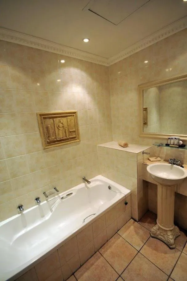 Bath in Apollo Hotel