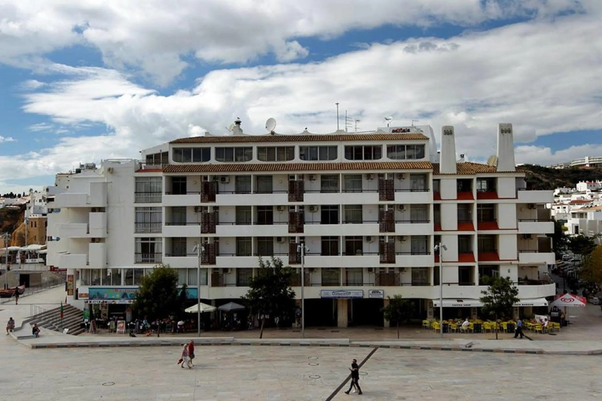 Facade/entrance in Edificio Albufeira Apartamentos A. Local - Albuturismo Lda