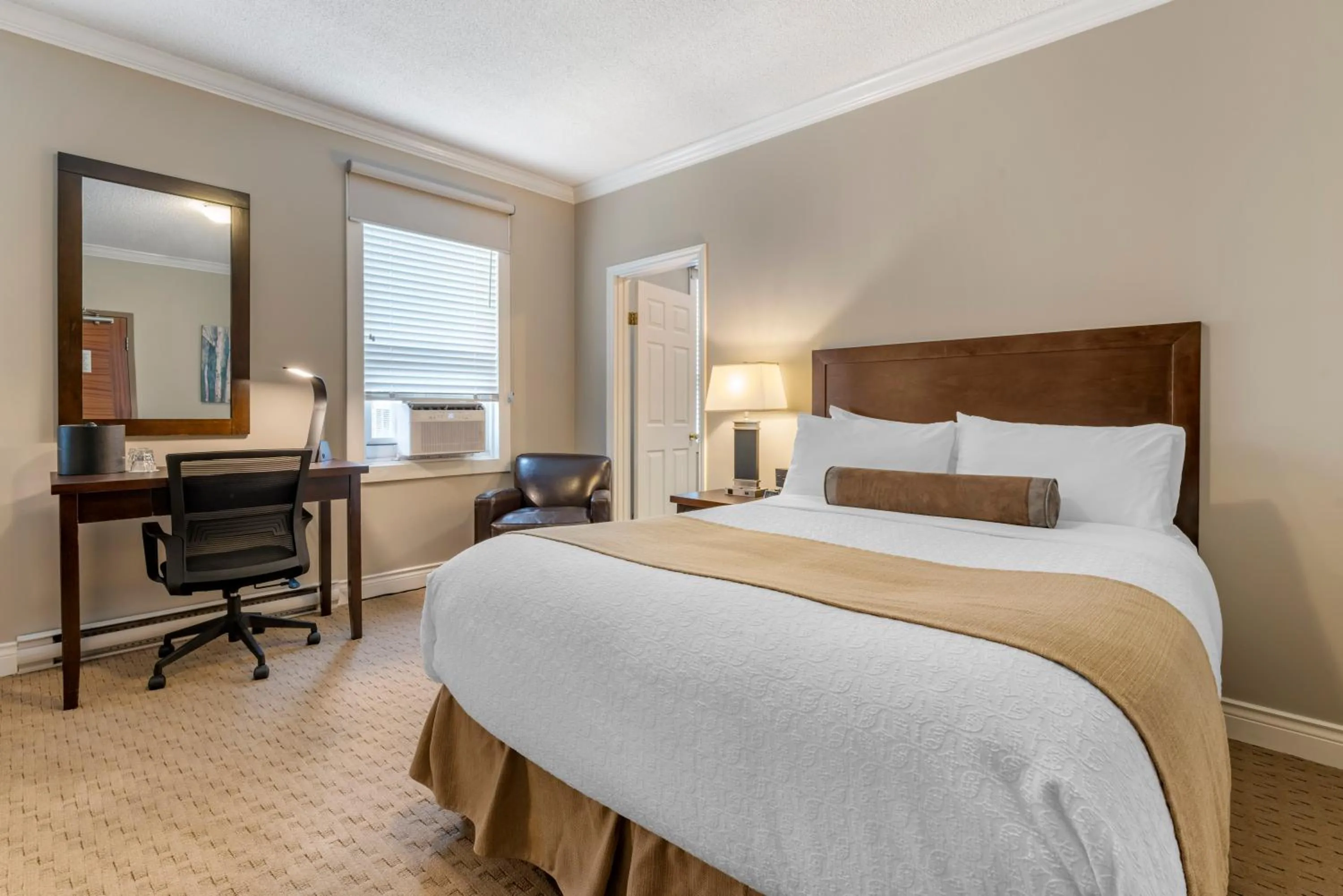 Bedroom, Bed in Regent Hotel Revelstoke